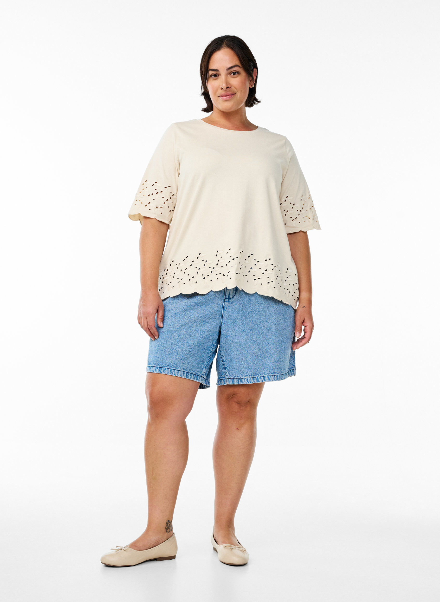 Zizzi T-shirt med broderie anglaise og b&oslash;lgekanter, Beige, Model image number 1
