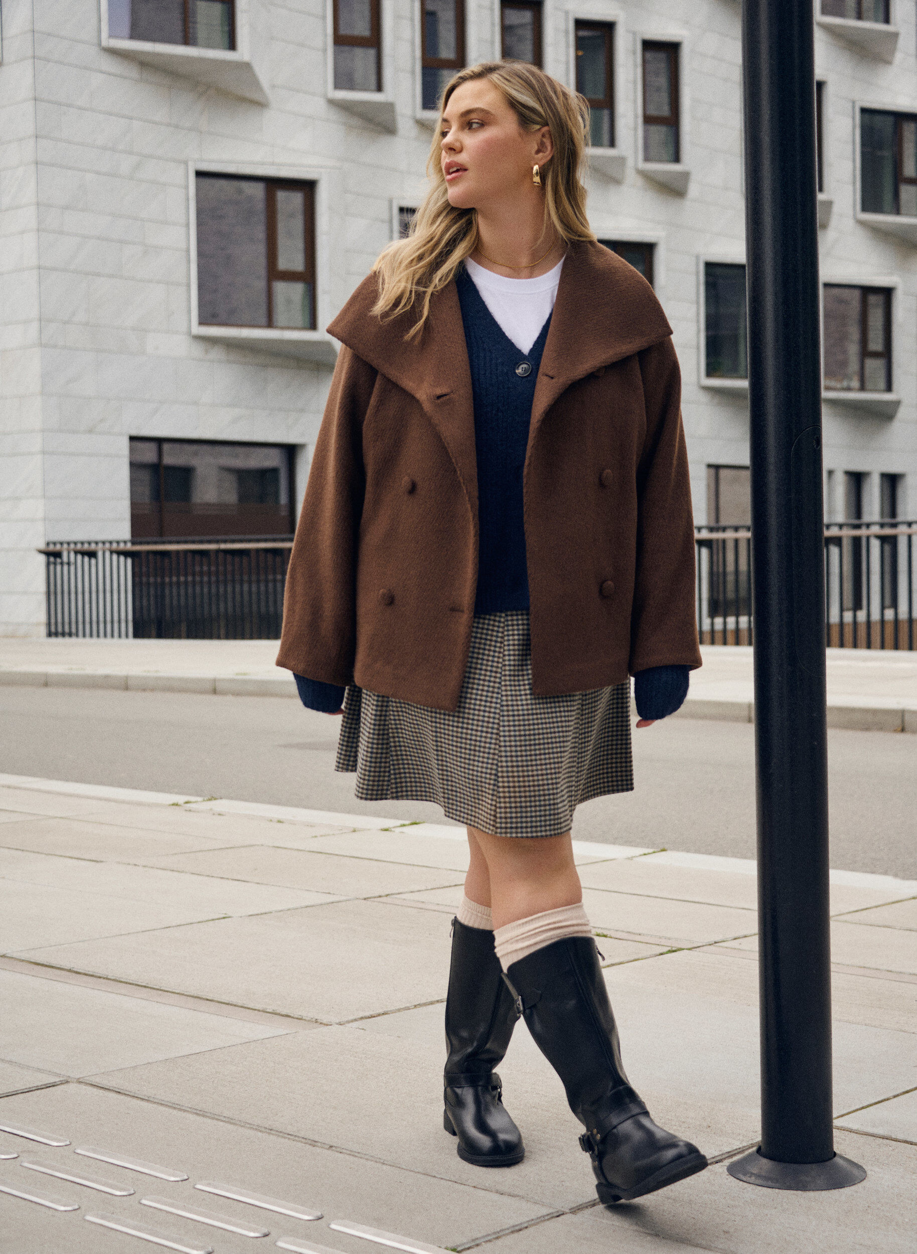 Zizzi Kort jakke med krave og stofbetrukne knapper, Brun, Image image number 0