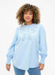 Bluse med flæser og broderi anglaise, Chambray Blue, Model image number 0