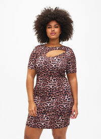 Tætsiddende leoprintet kjole med cut-out, Leopard AOP, Model