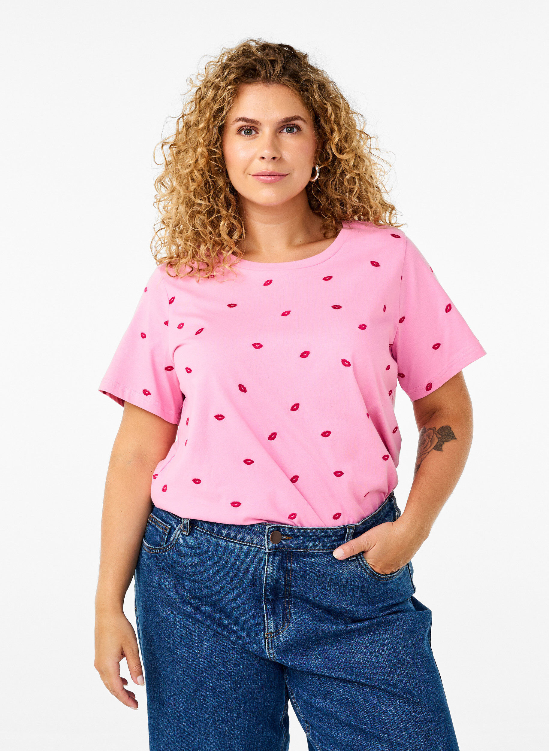 Zizzi T-shirt i &oslash;kologisk bomuld med broderede l&aelig;ber., Rose Bl. Lips Emb. , Model image number 0