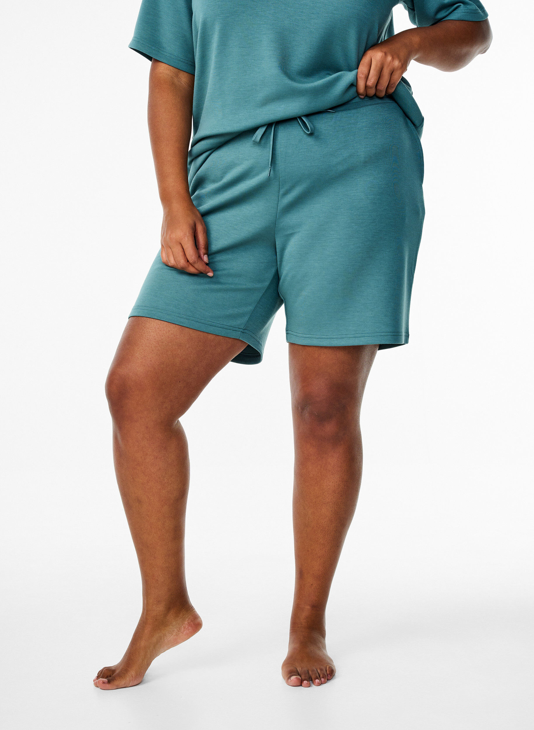 Zizzi Shorts i modal-mix med lommer, Gr&oslash;n, Model image number 3