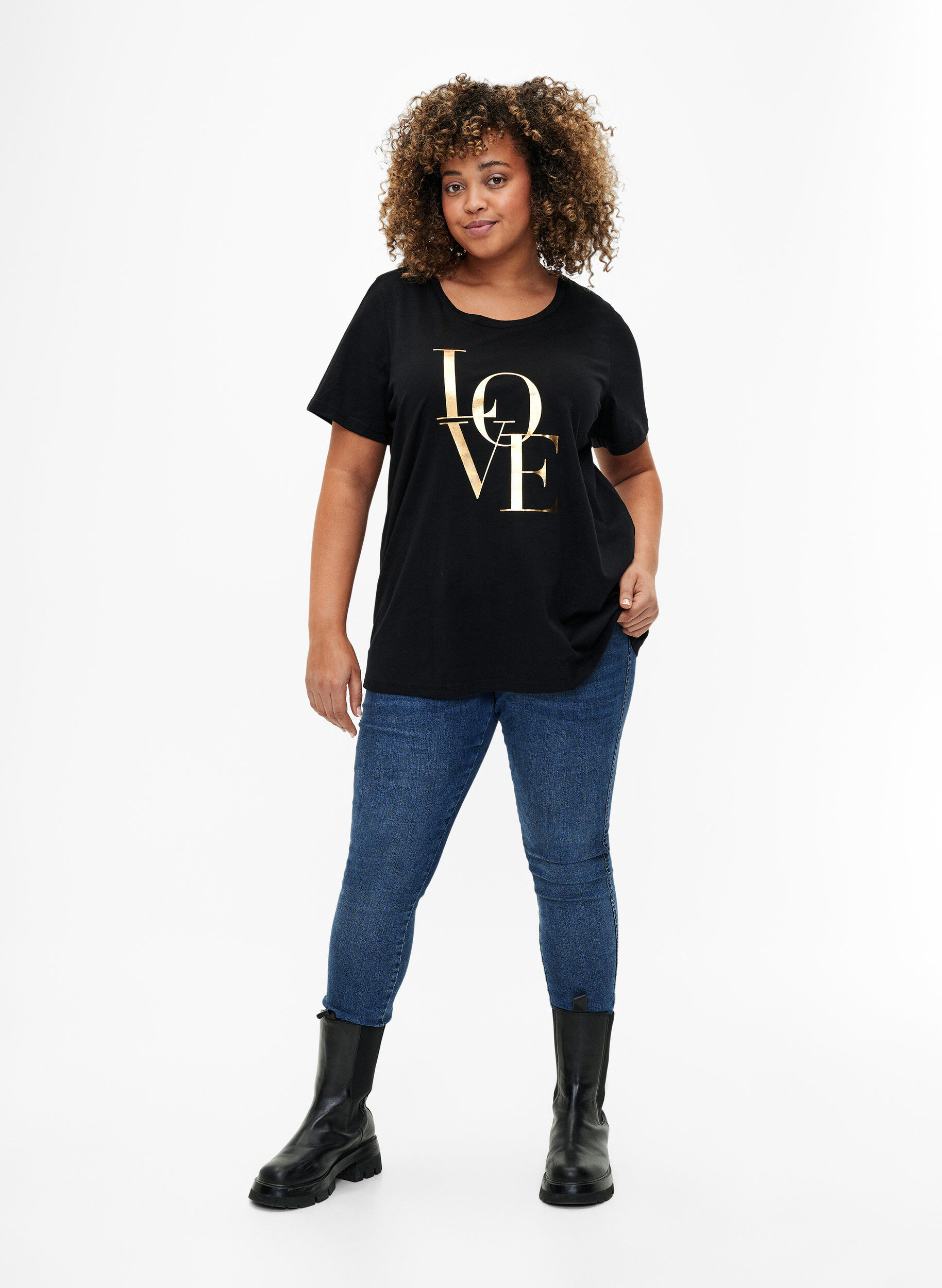 Zizzi T-shirt i bomuld med guldfarvet tekst , Black w. Gold Love, Model image number 2