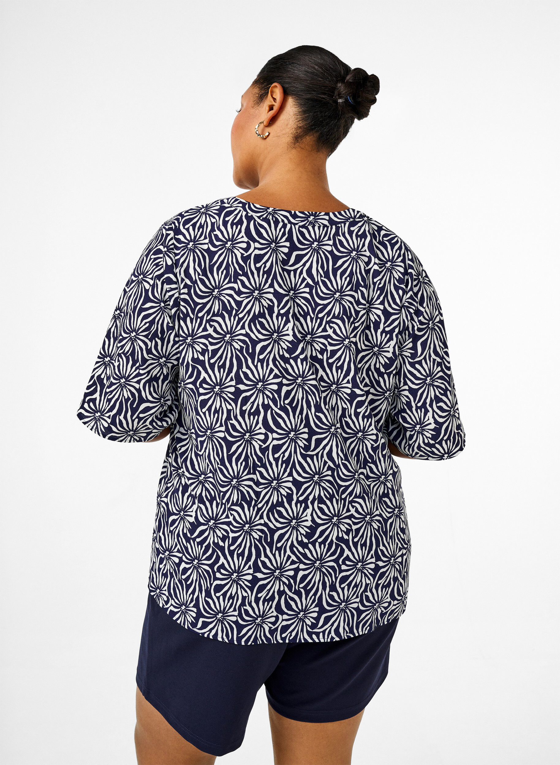 Zizzi V-hals bluse med blomsterprint, White Blue Flower, Model image number 1