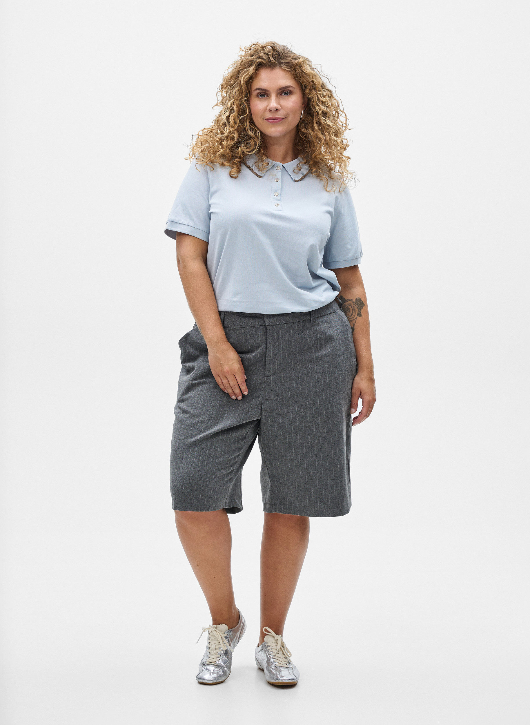 Zizzi Poloshirt med rhinsten knapper og fl&aelig;sedetalje, Bl&aring;, Model image number 1