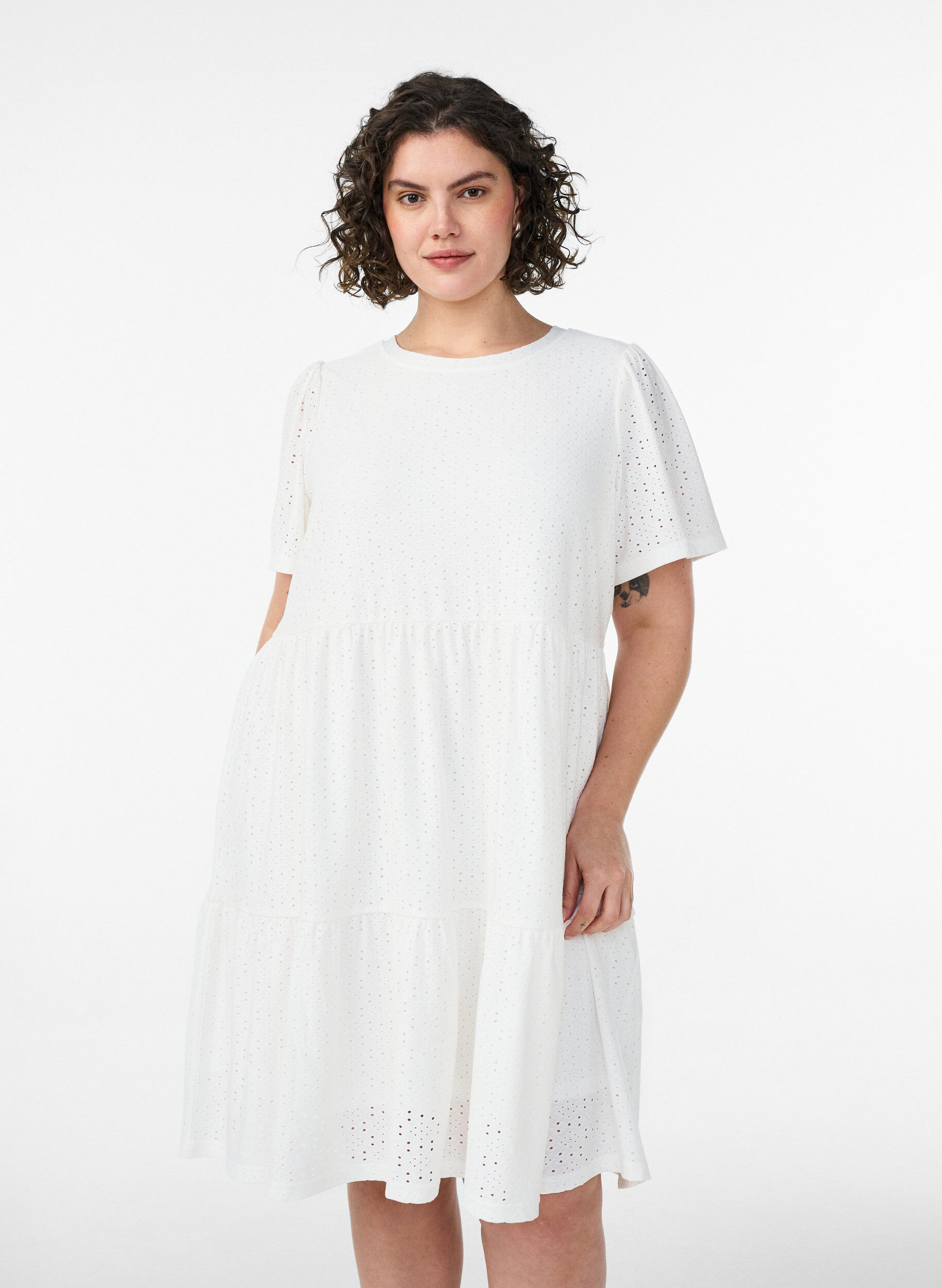 ZizziKort kjole med hulm&oslash;nster og lagdelt sk&oslash;rt, Hvid, Model image number 0