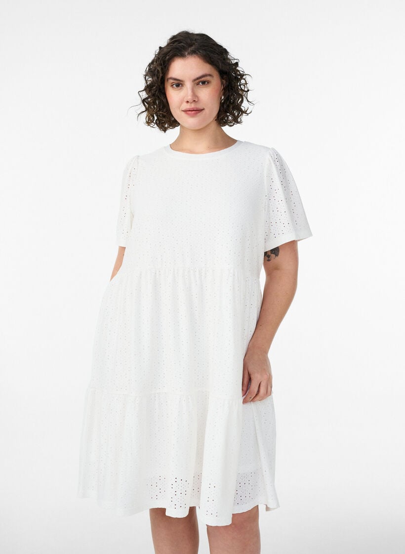 Kort kjole med hulm&oslash;nster og lagdelt sk&oslash;rt, Hvid, Model image number 0