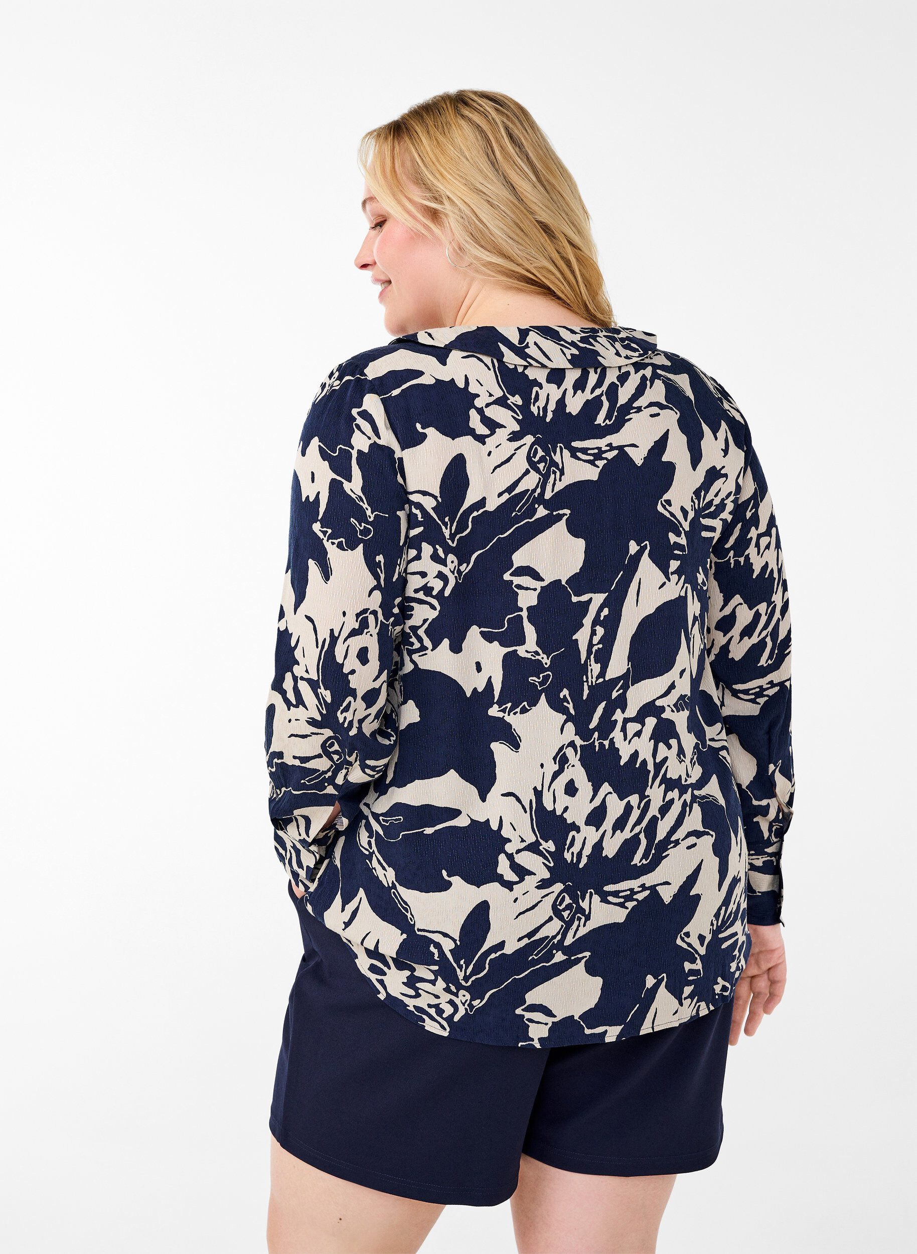 Zizzi Lang&aelig;rmet skjorte med print og v-hals, Navy Blazer AOP, Model image number 1