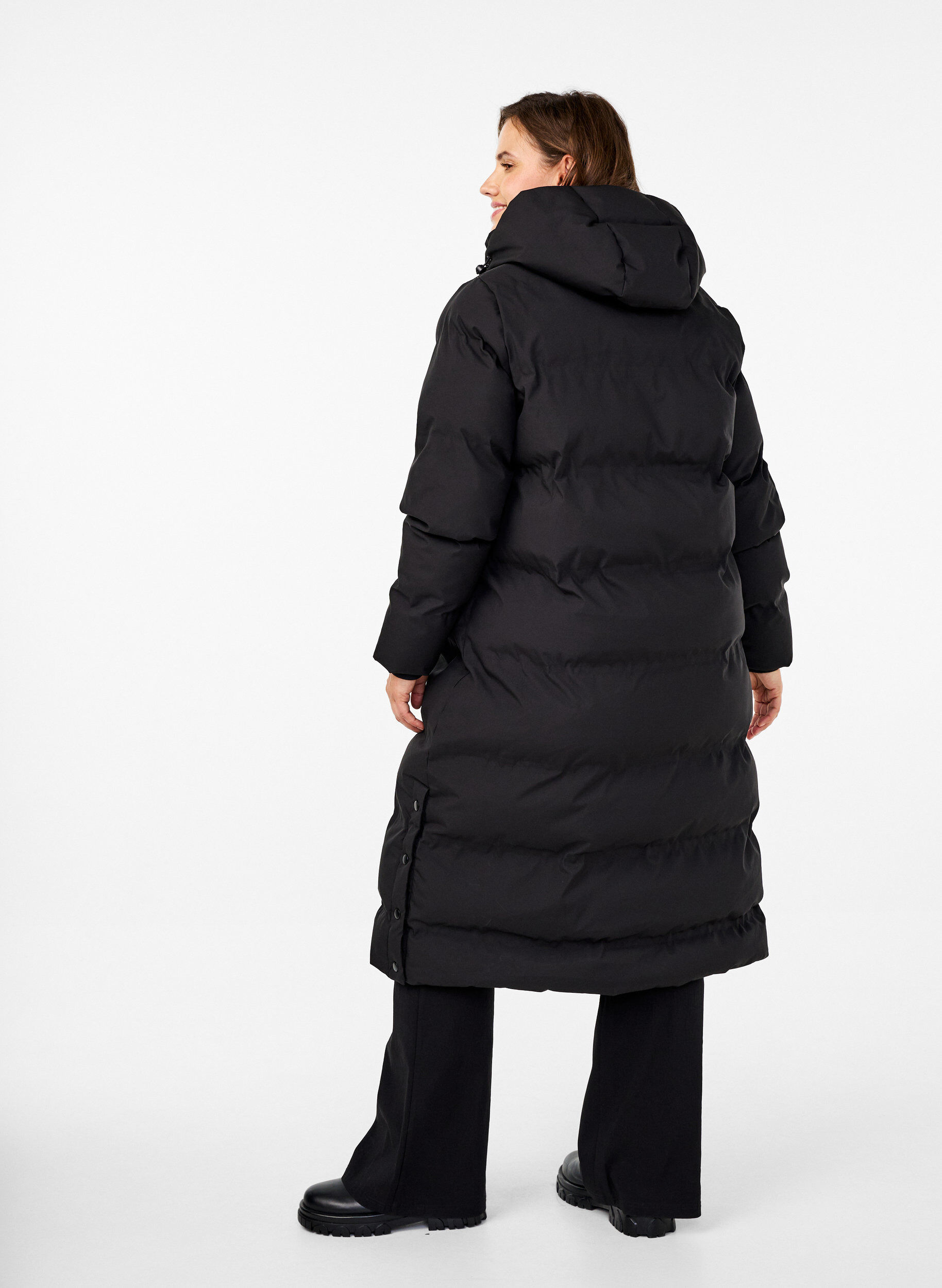 Zizzi Lang puffer vinterjakke med h&aelig;tte, Sort, Model image number 1