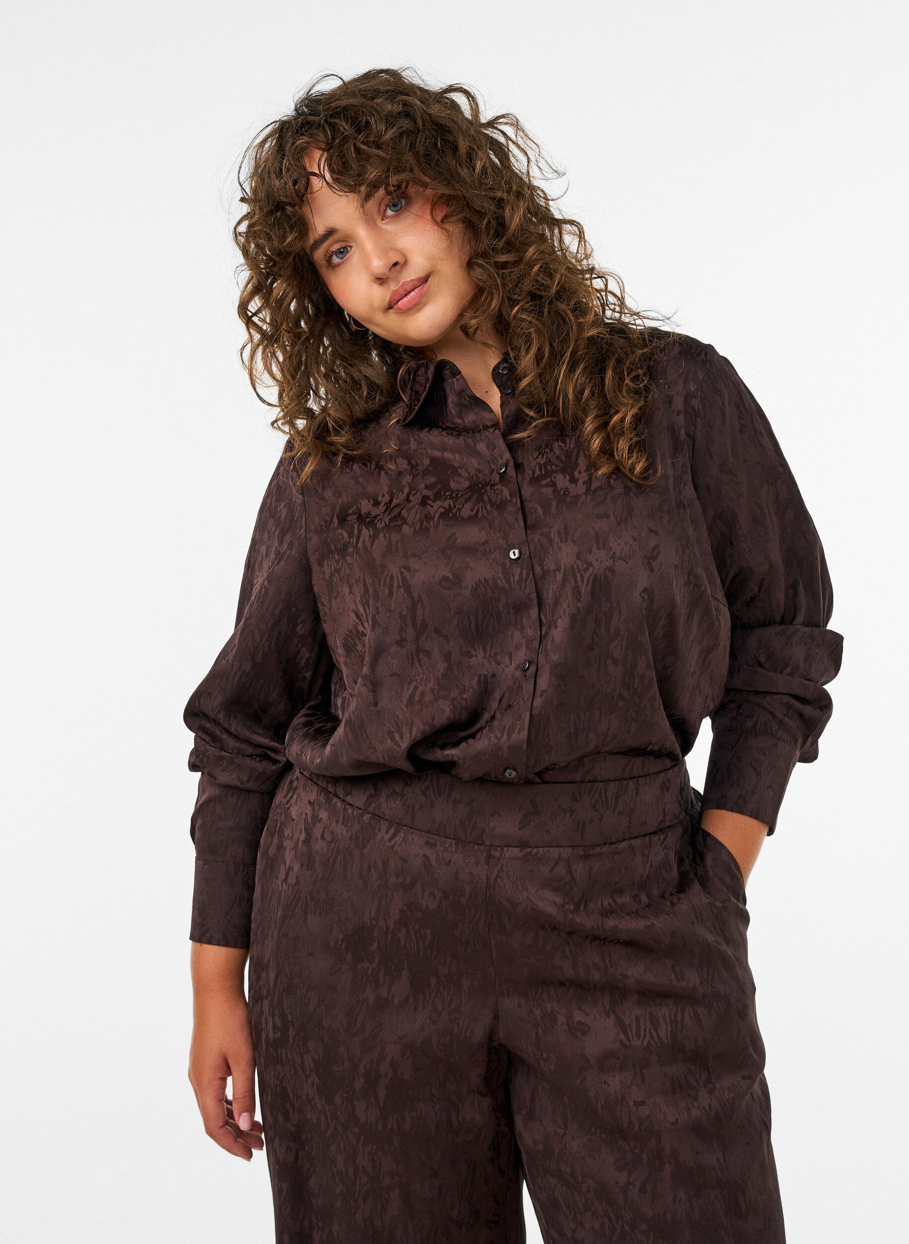 ZizziSkjorte med tone-i-tone paisleym&oslash;nster, Brun, Model image number 0