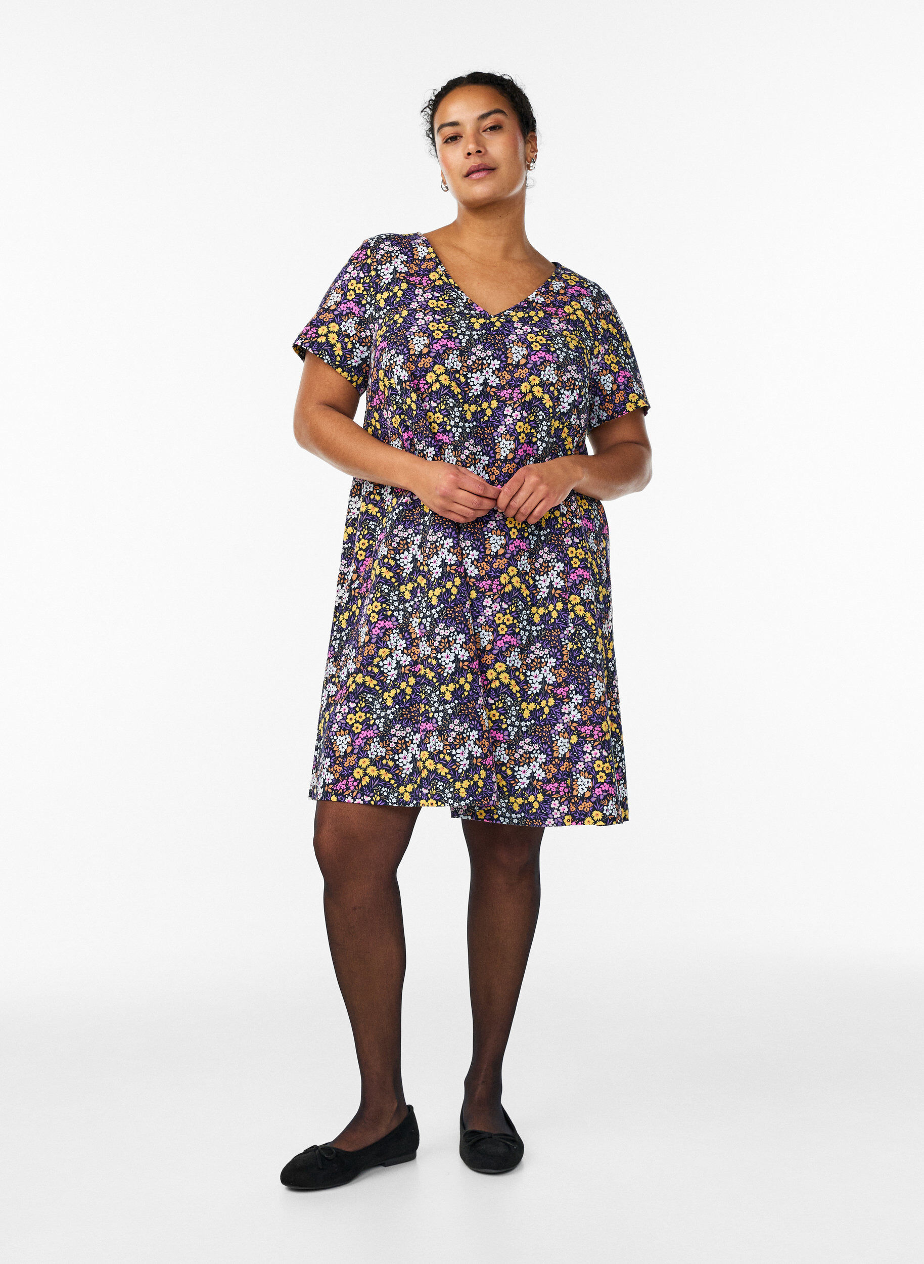 Zizzi Kort a-shape kjole med blomsterprint, Bl&aring;, Model image number 1