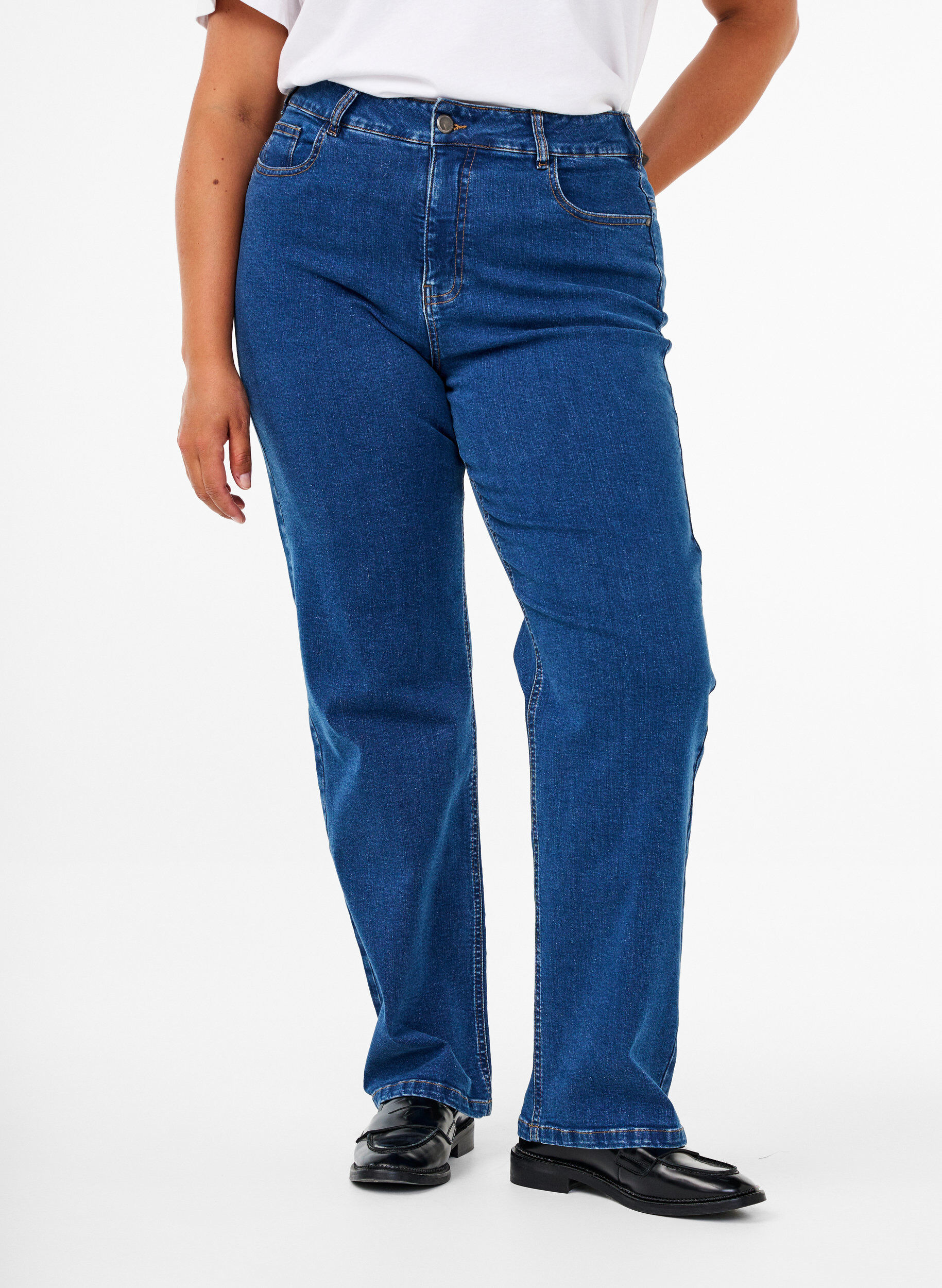 Zizzi H&oslash;jtaljede Gemma jeans med regular fit, Bl&aring;, Model image number 2