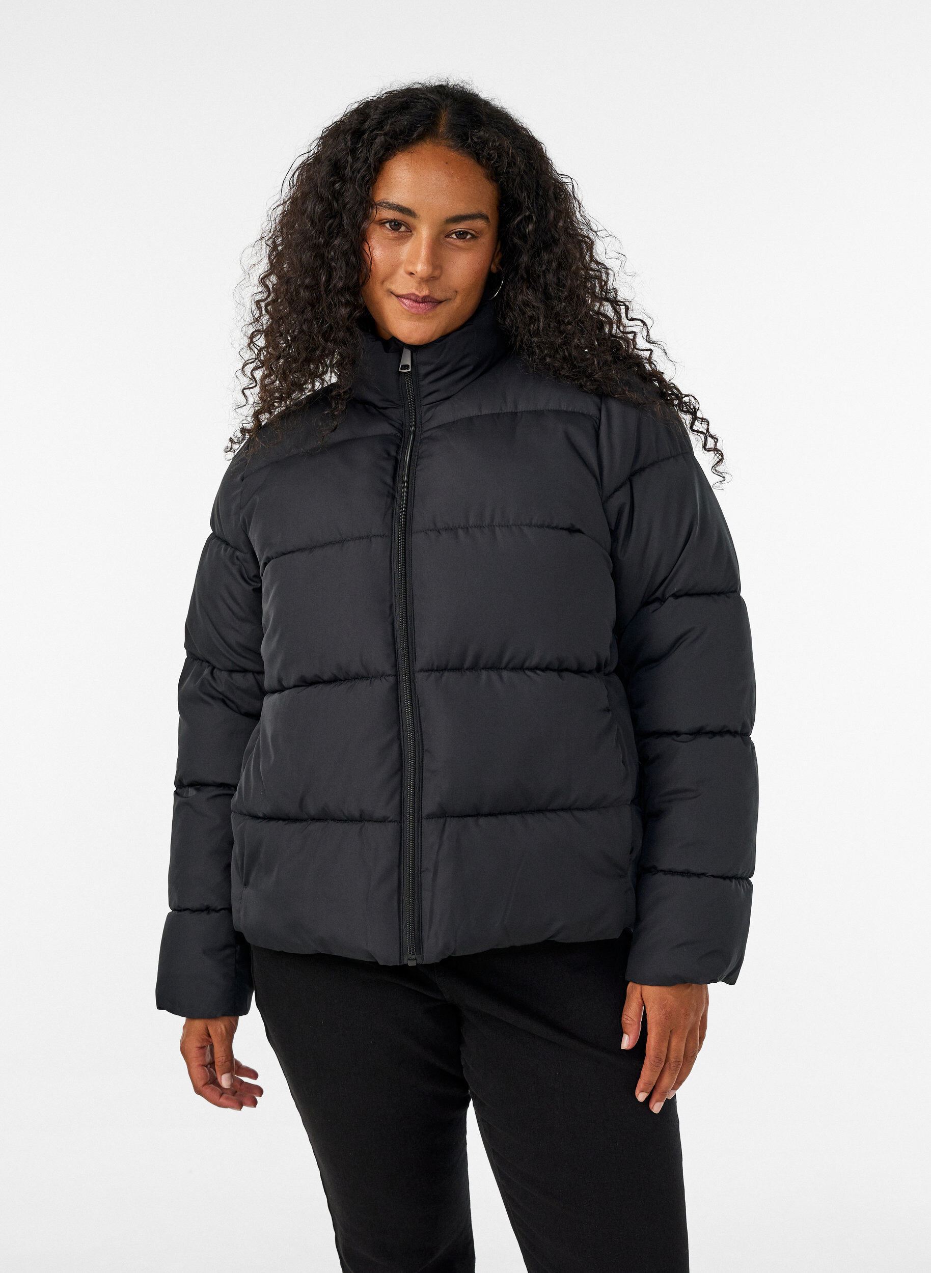 Kort pufferjakke med h&oslash;j krave, Sort, Model