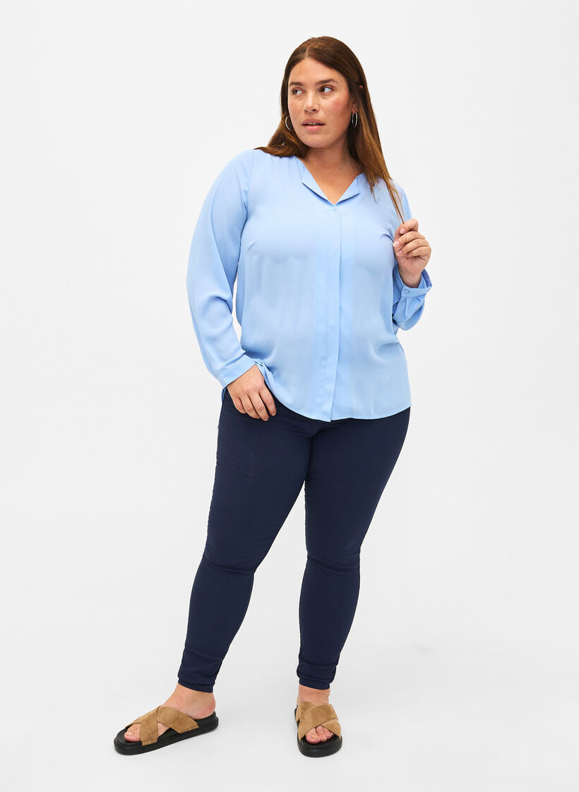 Ensfarvet skjorte med v-udskæring, Serenity, Model image number 2