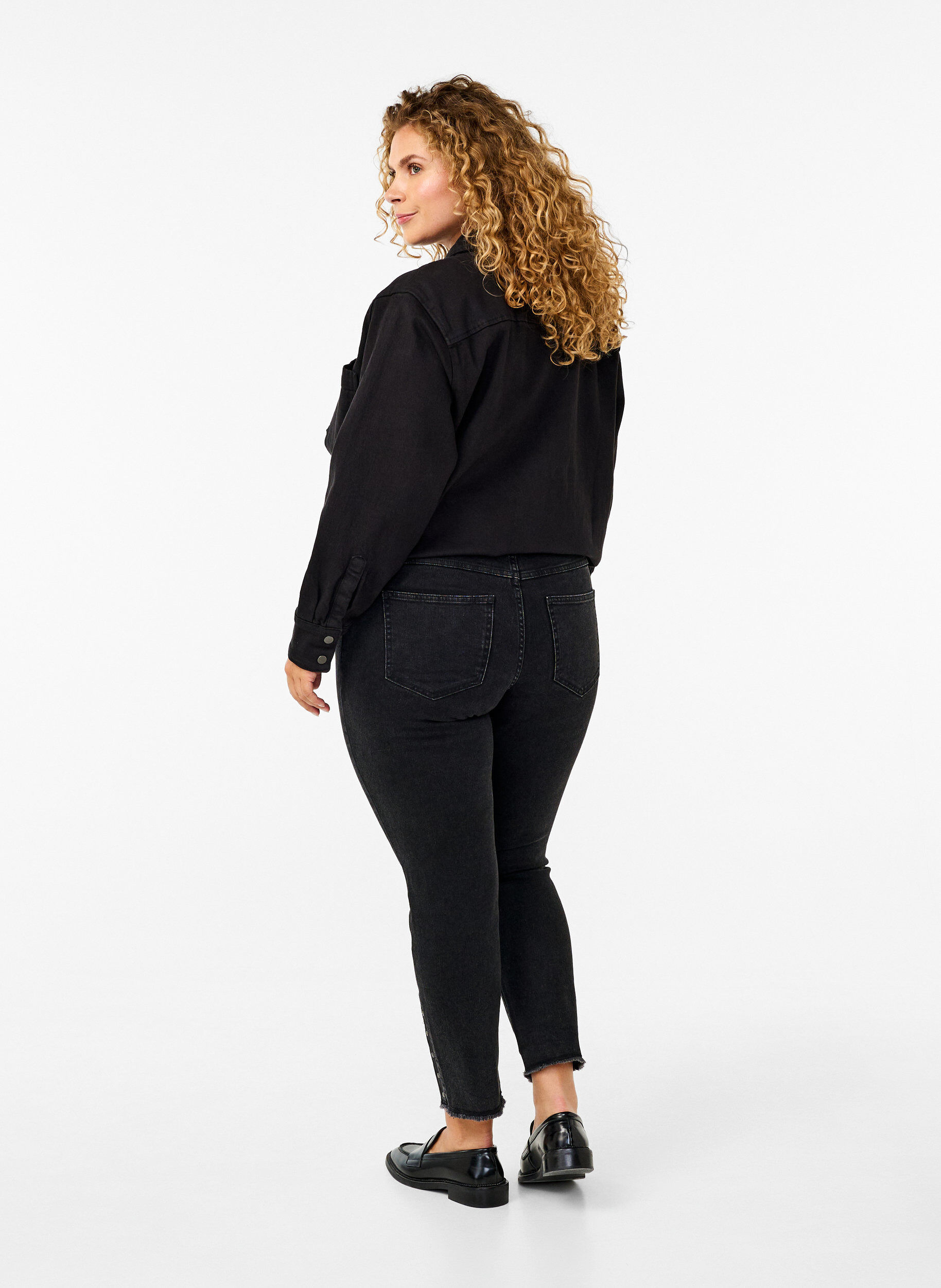 Zizzi Cropped Emily jeans med r&aring; kant forneden, Dark Grey Denim, Model image number 1