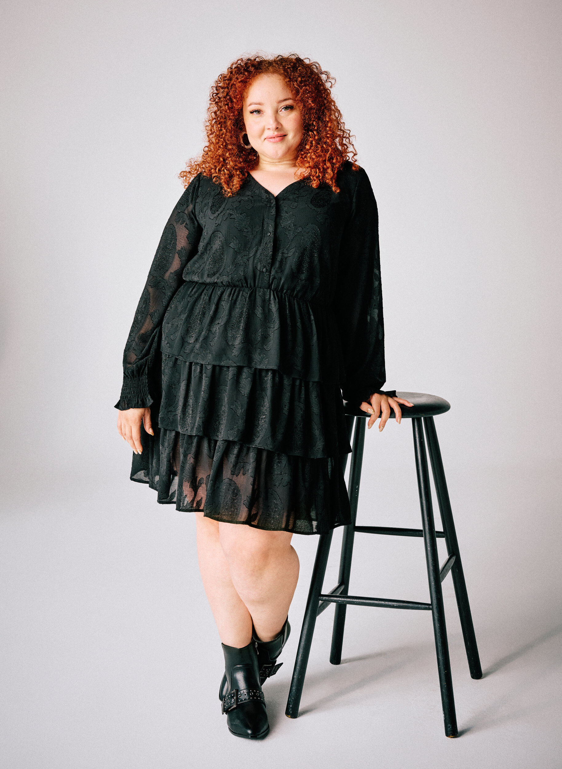 Zizzi Kort kjole med fl&aelig;ser og strukturm&oslash;nster, Sort, Image image number 0