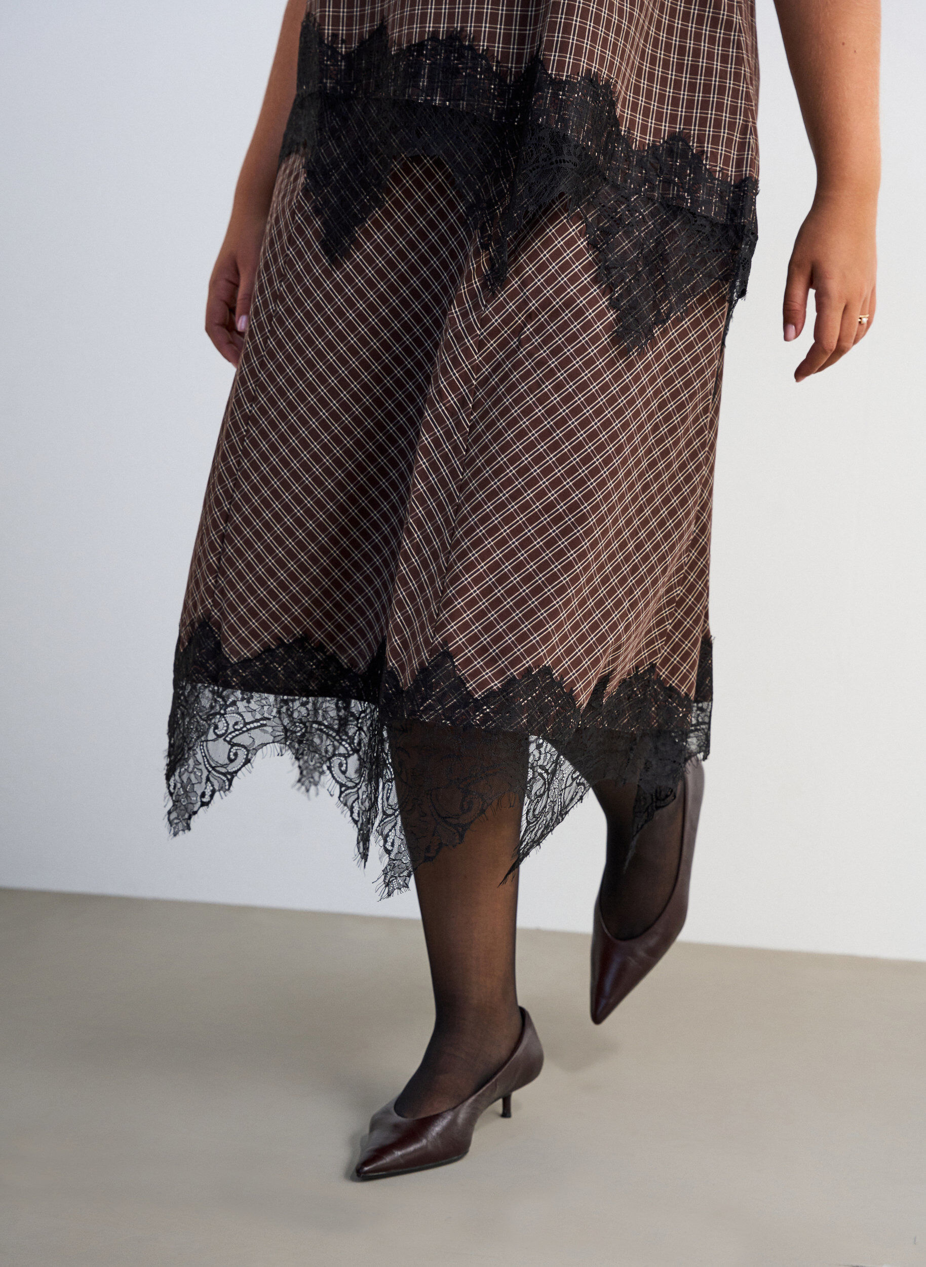 ZizziMidinederdel med blondekant og rudem&oslash;nster, Brun, Model image number 2