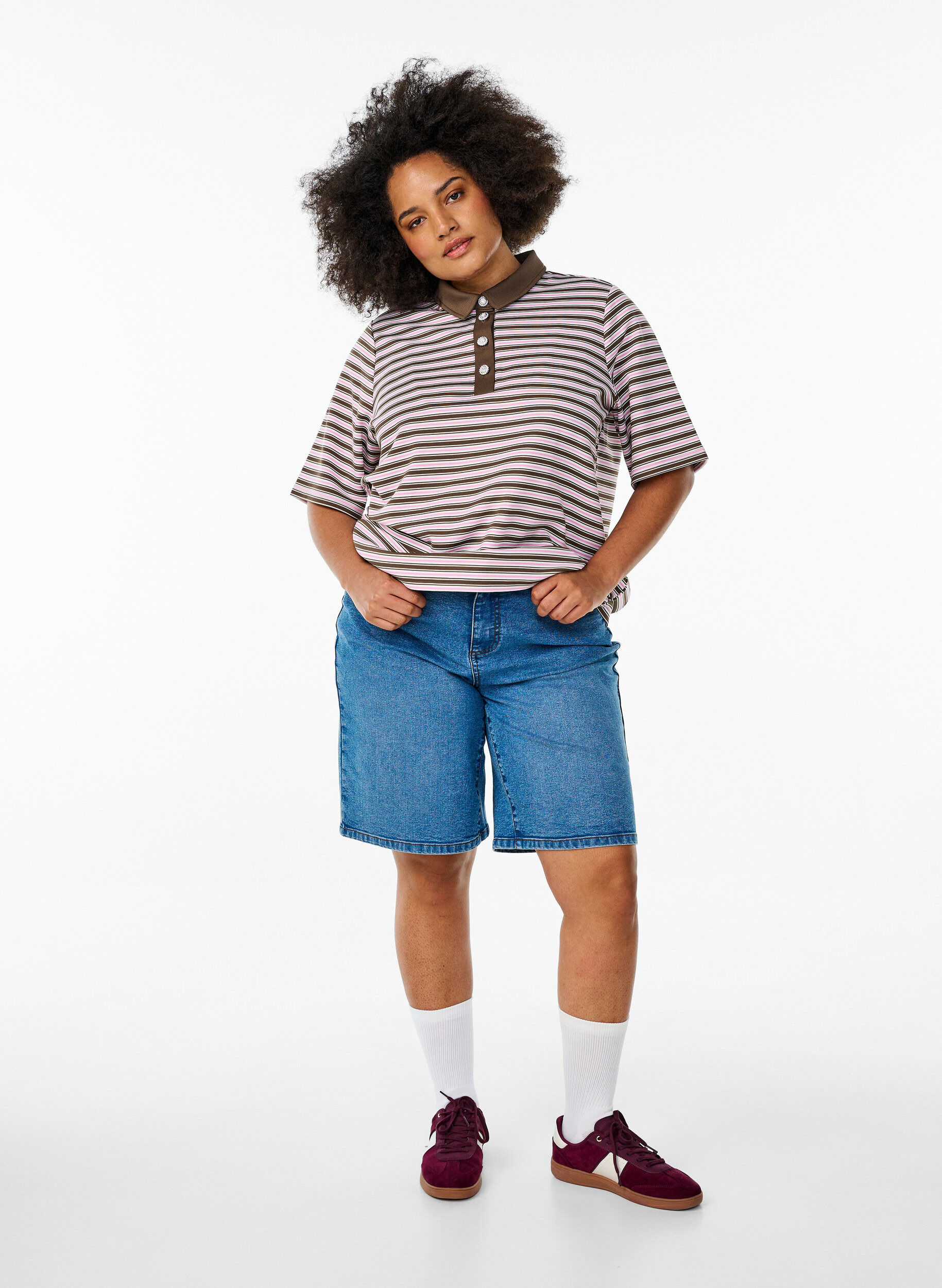 Zizzi Stribet poloshirt med korte &aelig;rmer og knapper, Brun, Model image number 1