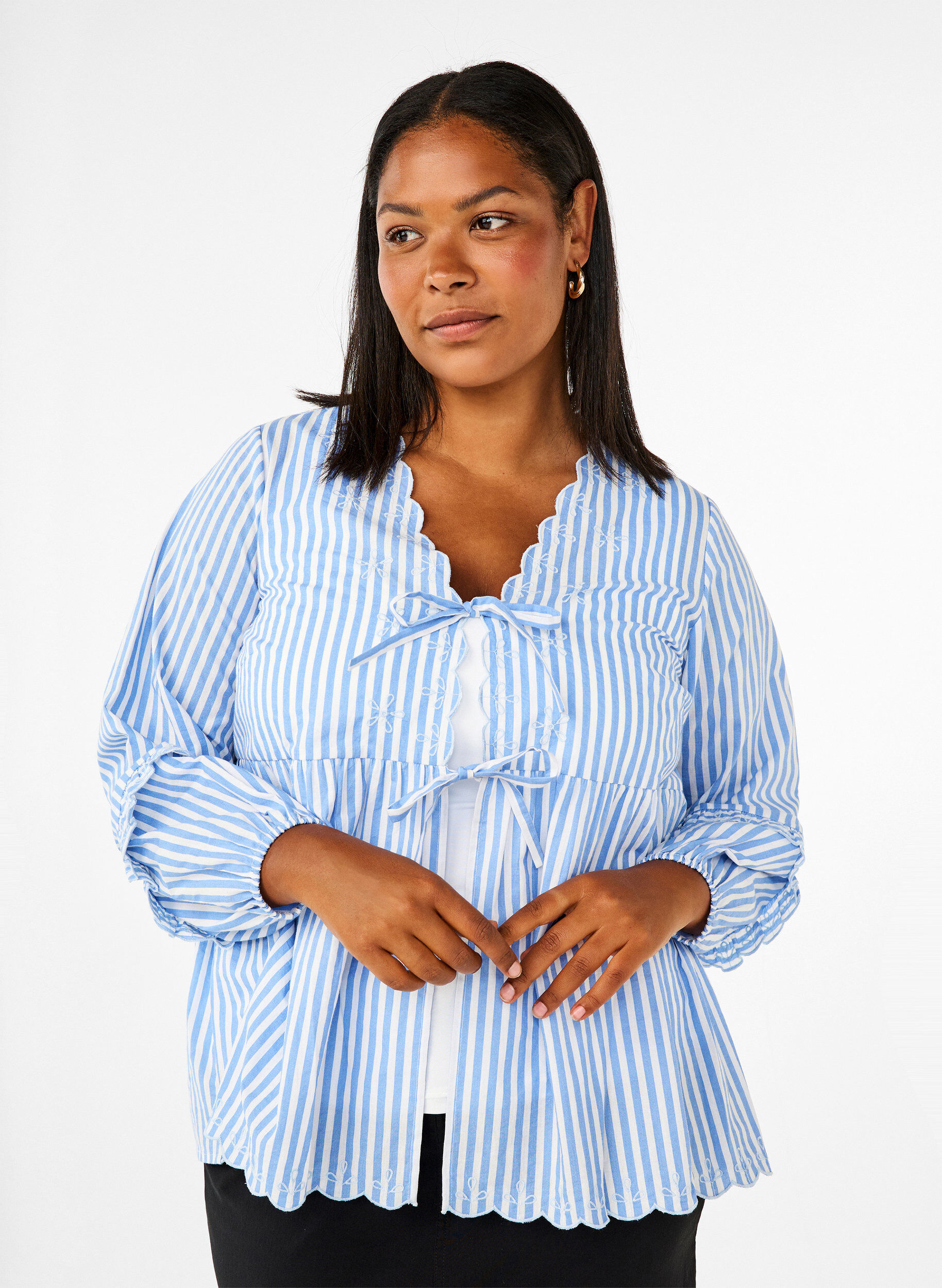 Zizzi Stribet bluse med &aring;ben front og broderidetaljer, Bl&aring;, Model image number 0
