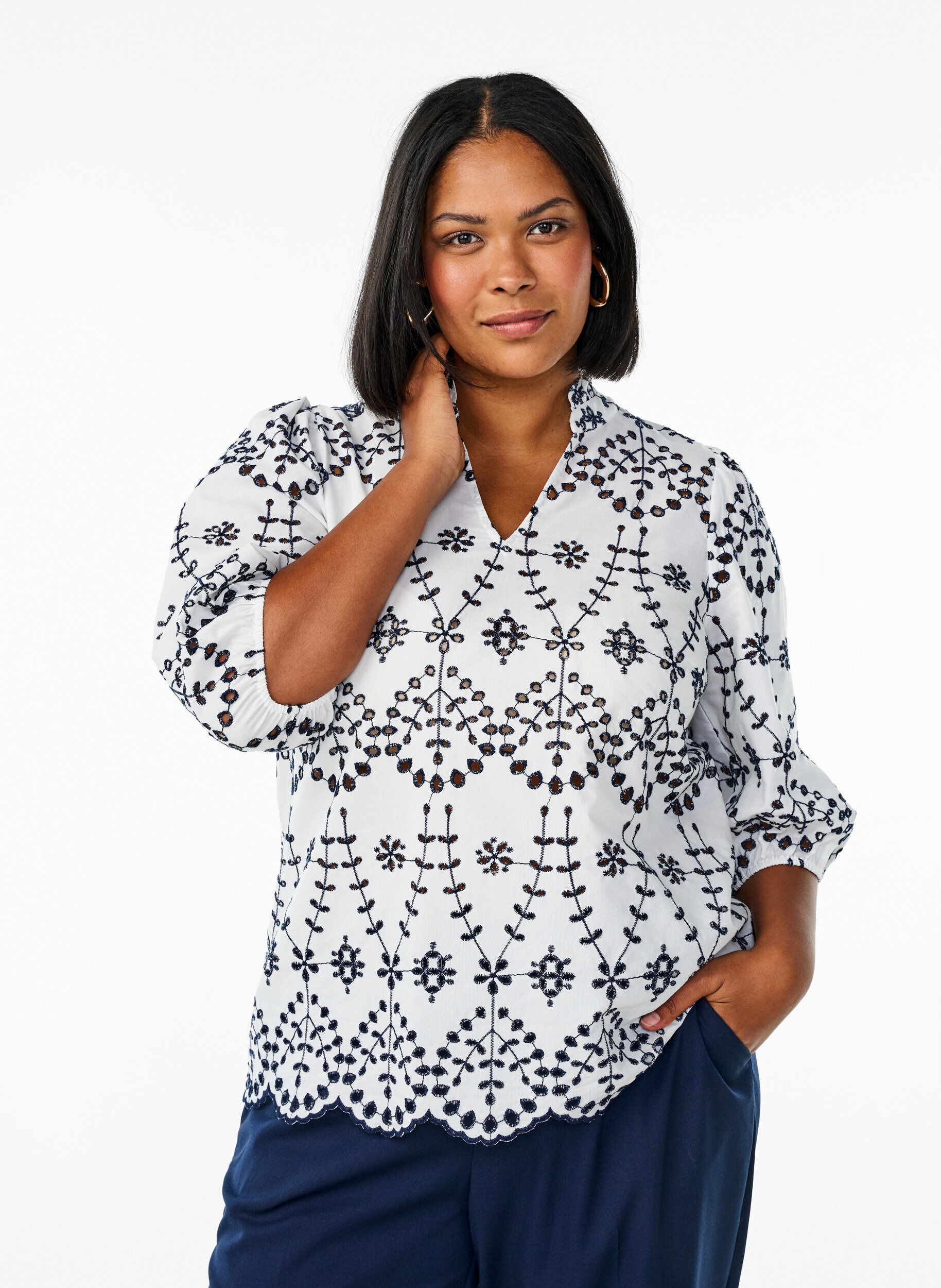 Zizzi 3/4 &aelig;rmet bluse med kontrastfarvet broderi anglaise, Hvid, Model image number 0