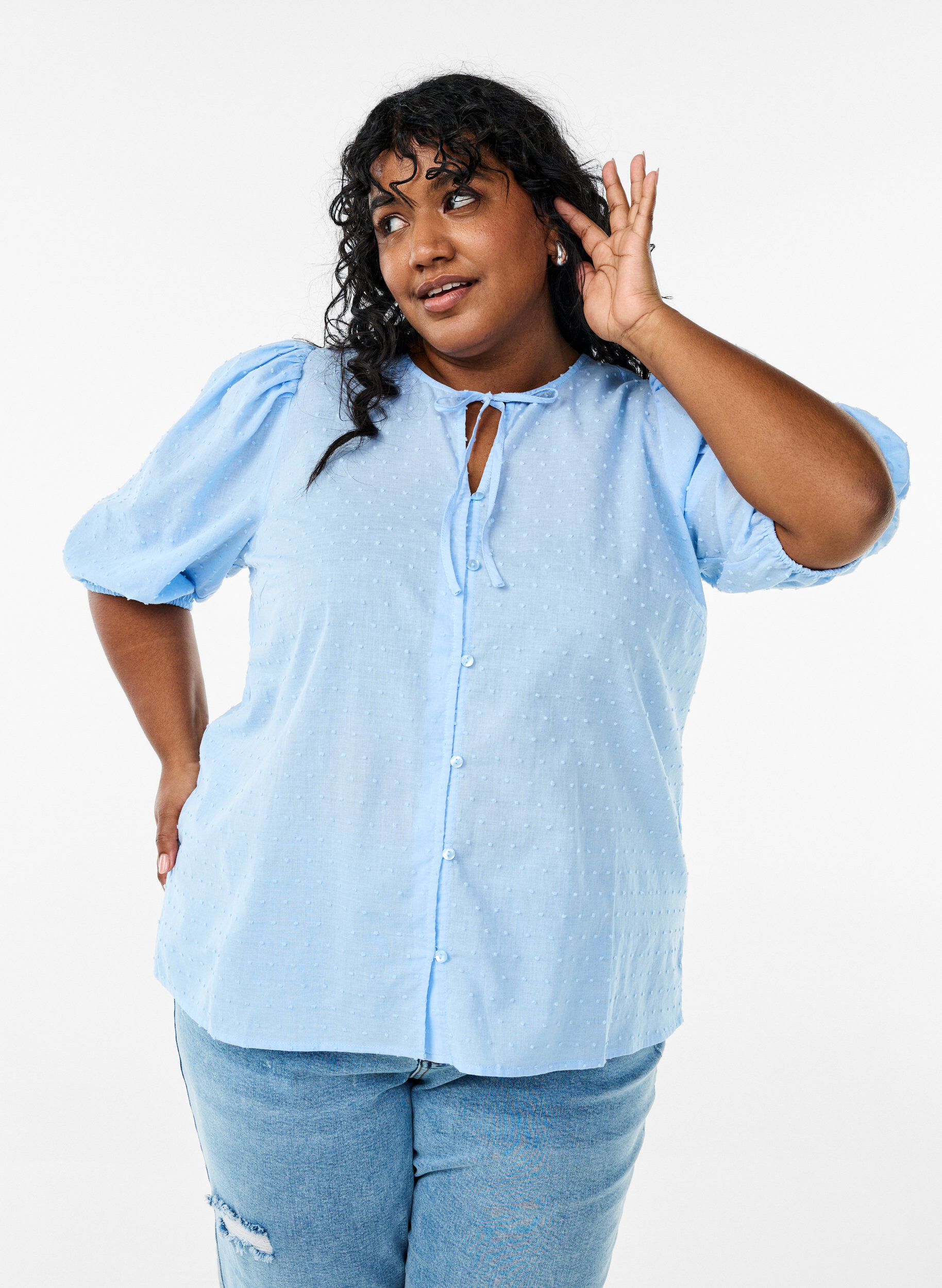 Zizzi Skjortebluse med bindeb&aring;nd og prikket tekstur, Bl&aring;, Model image number 3