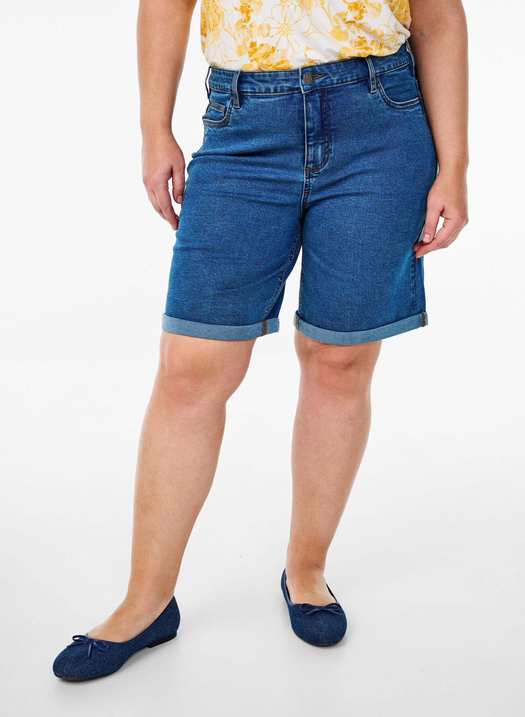 Zizzi T&aelig;tsiddende denimshorts med h&oslash;j talje, Bl&aring;, Model image number 3