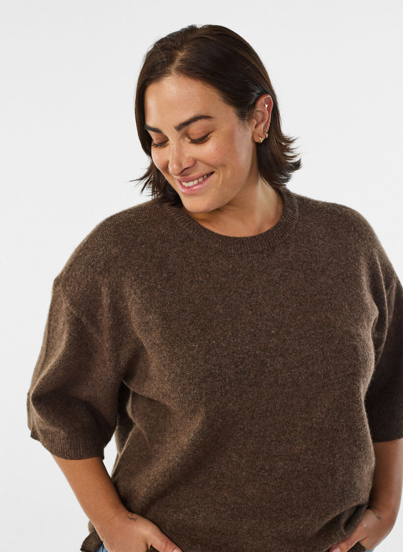Løs strikbluse med korte ærmer, Brun, Model image number 3