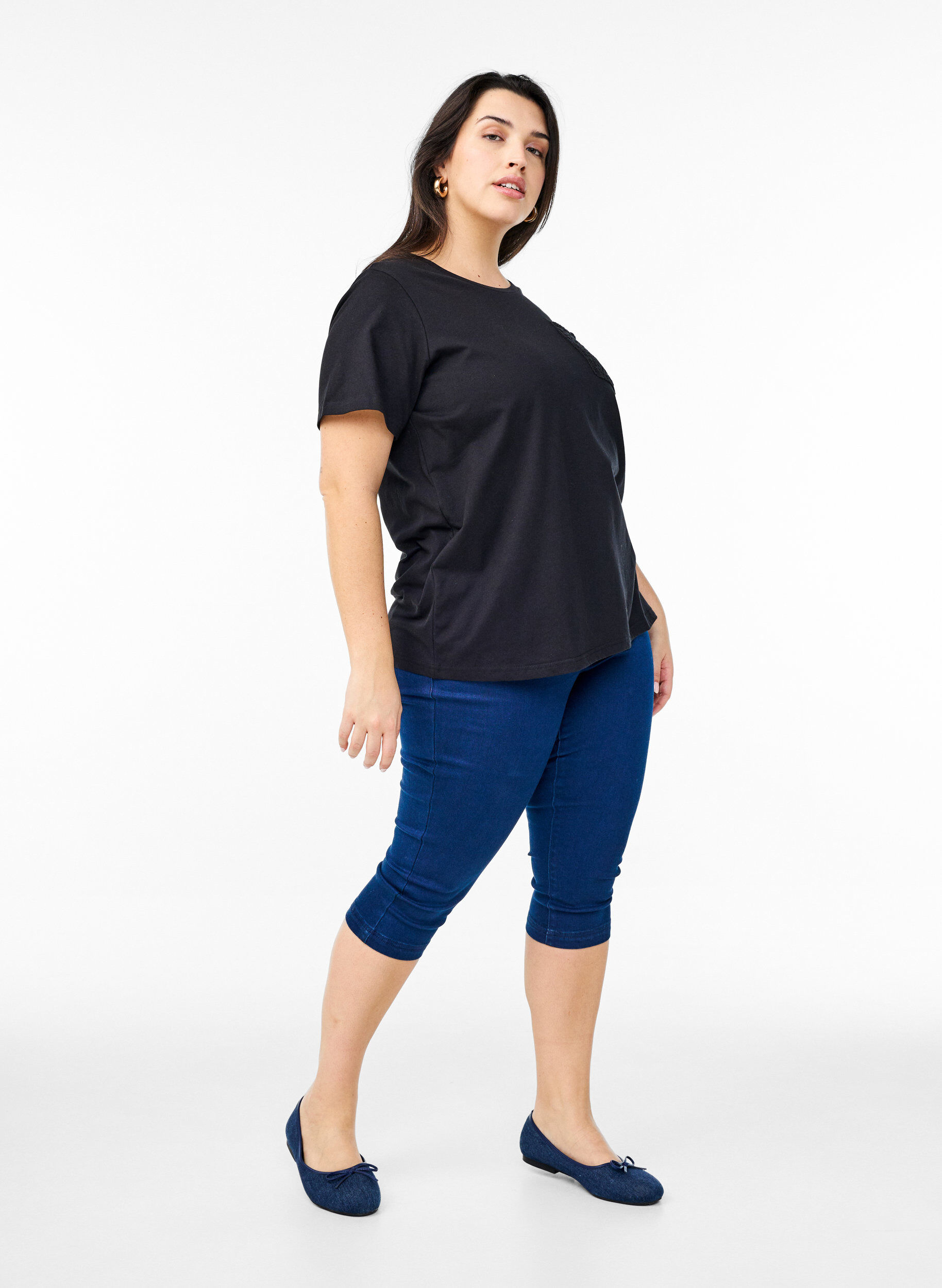 Zizzi T-shirt i &oslash;kologisk bomuld med brystlomme, Sort, Model image number 1