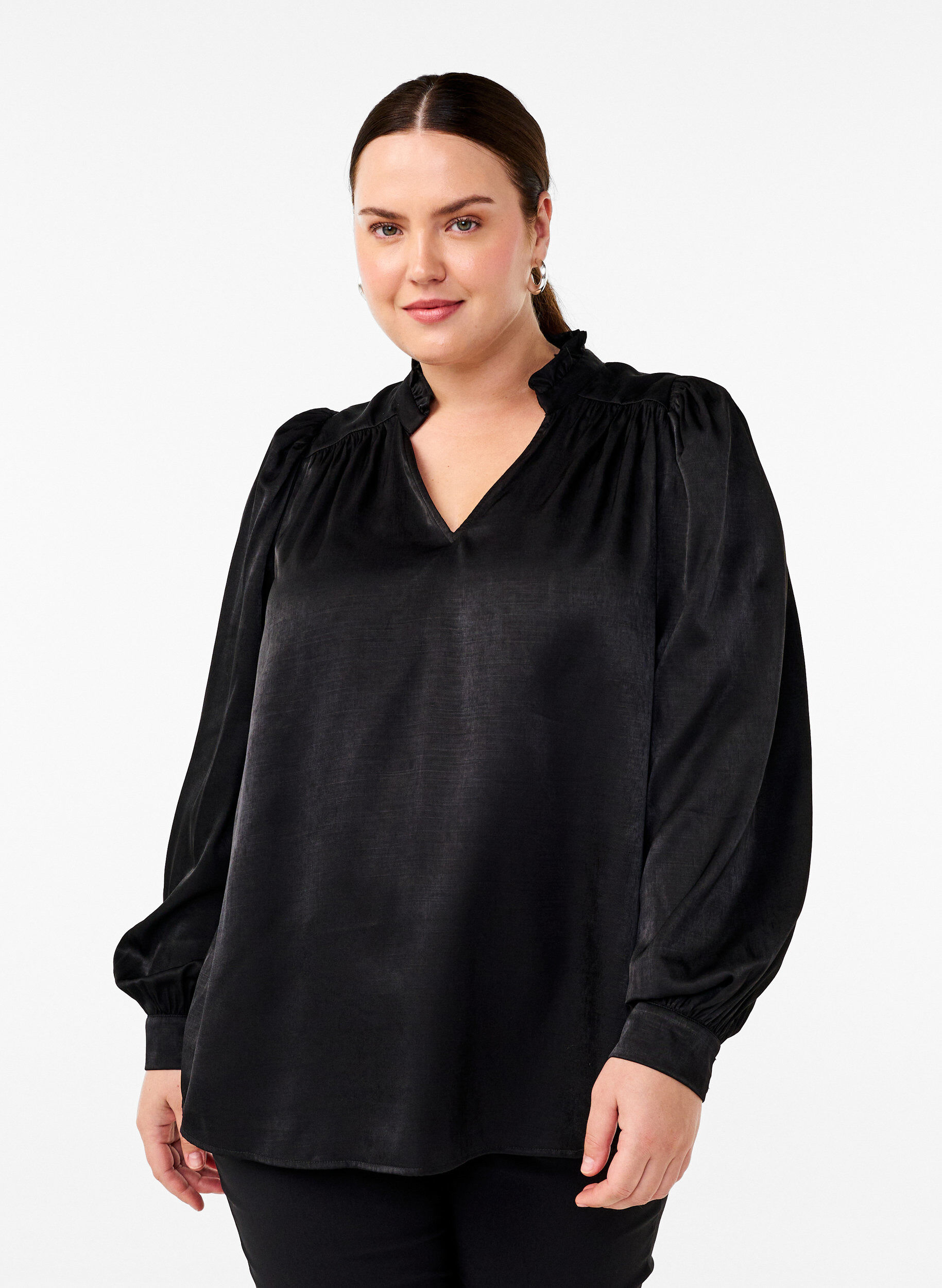 Zizzi Lang&aelig;rmet bluse med fl&aelig;ser og v-hals, Black, Model image number 0