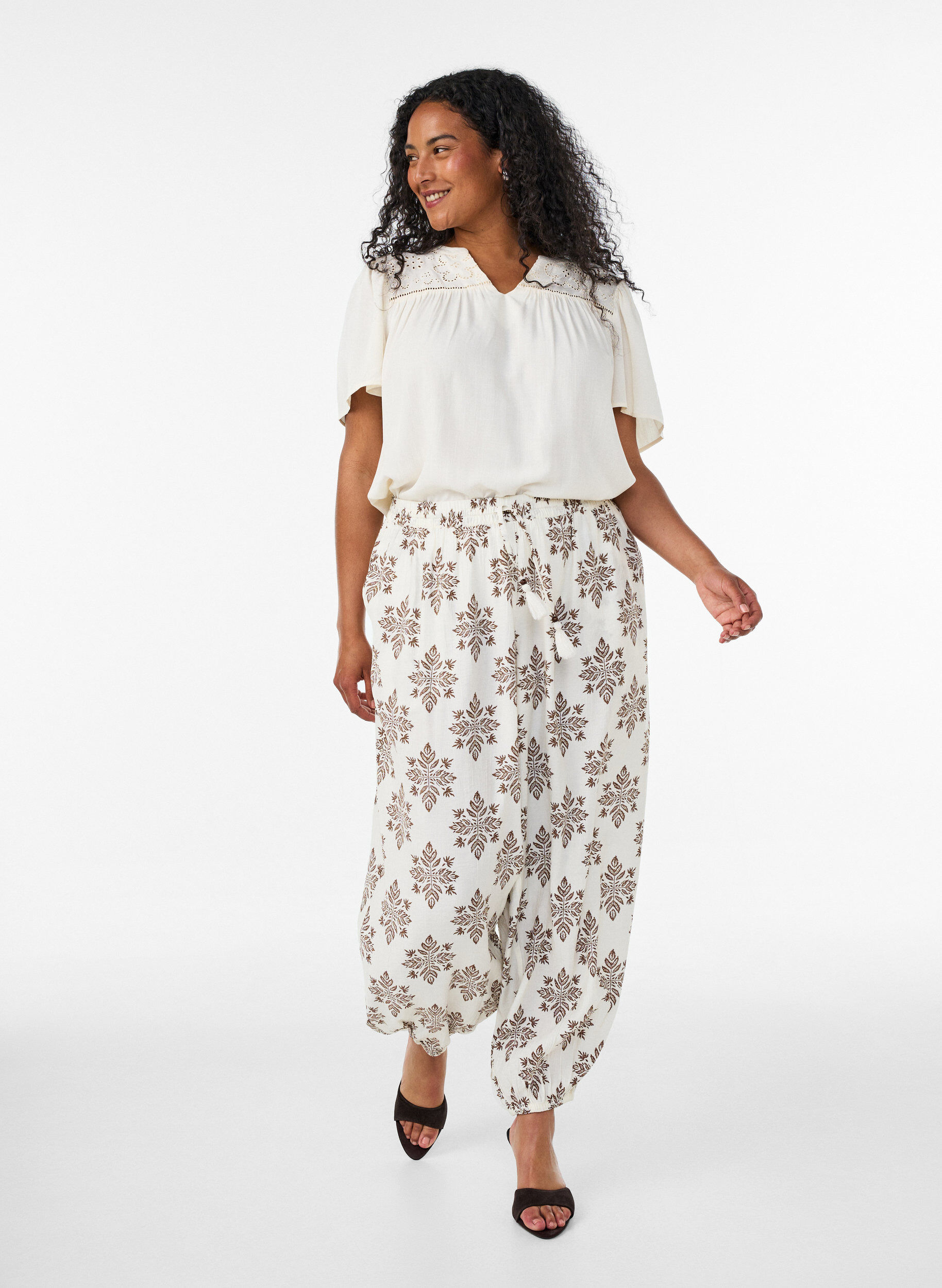ZizziBluse i viskose med broderie anglaise, Beige, Model image number 1