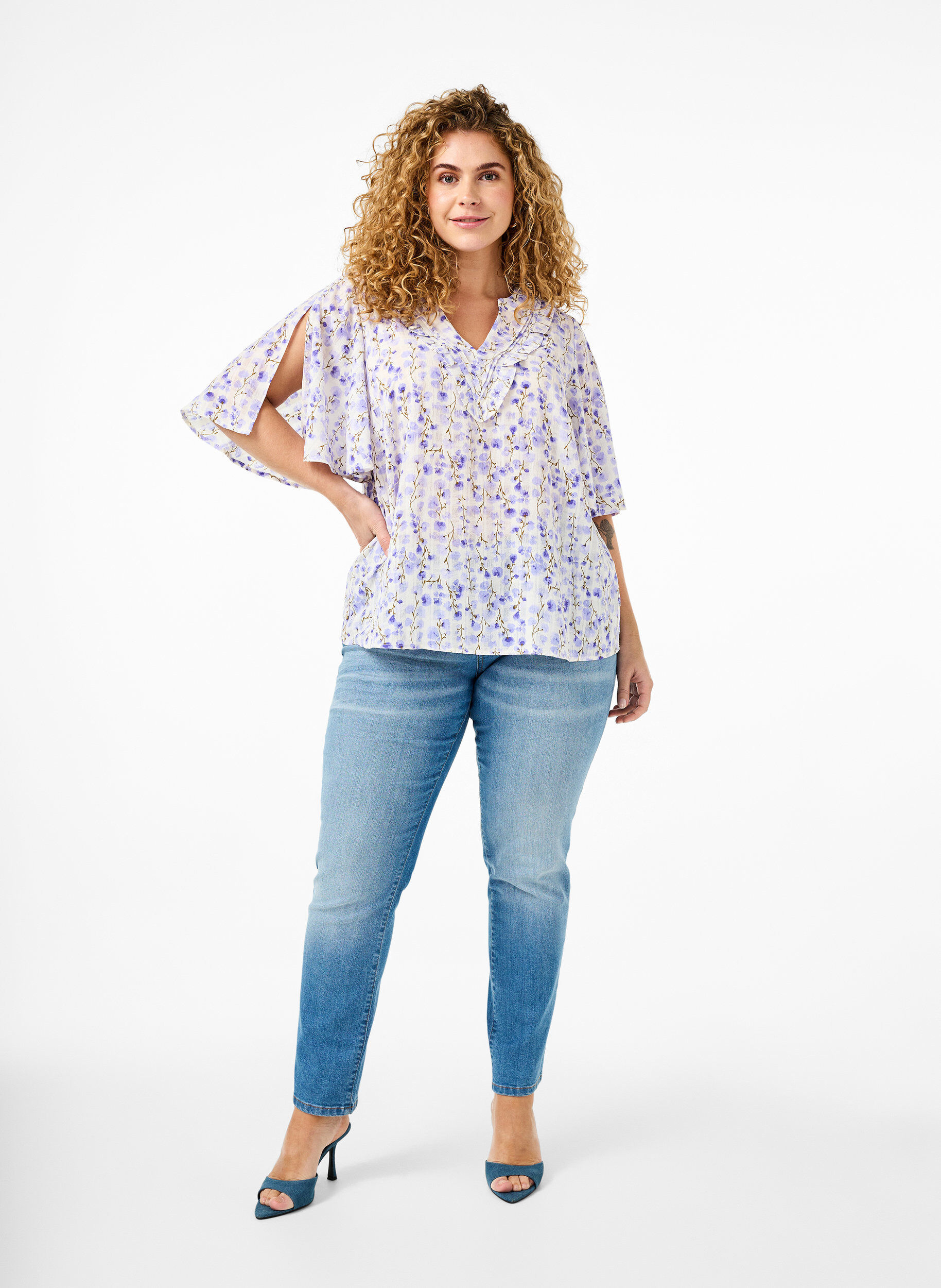 Zizzi Kort&aelig;rmet bluse med v-hals og blomsterprint, Hvid, Model image number 1