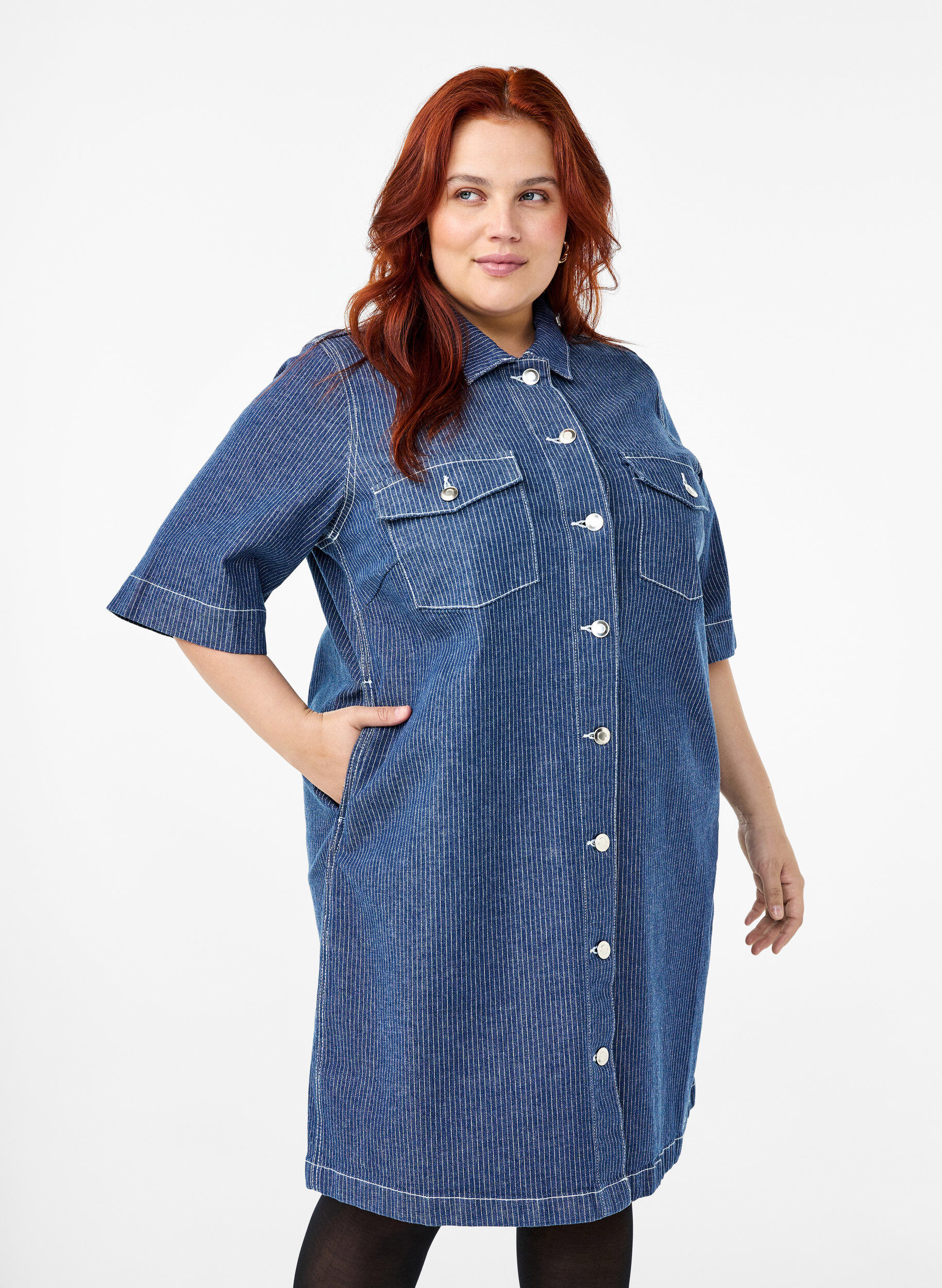Zizzi N&aring;lestribet denimkjole med brystlommer, Blue Denim Stripe, Model image number 0