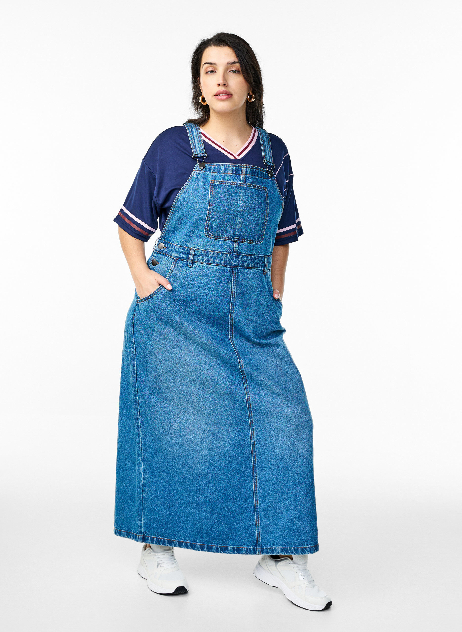 Midi denim overall-kjole, Bl&aring;, Model