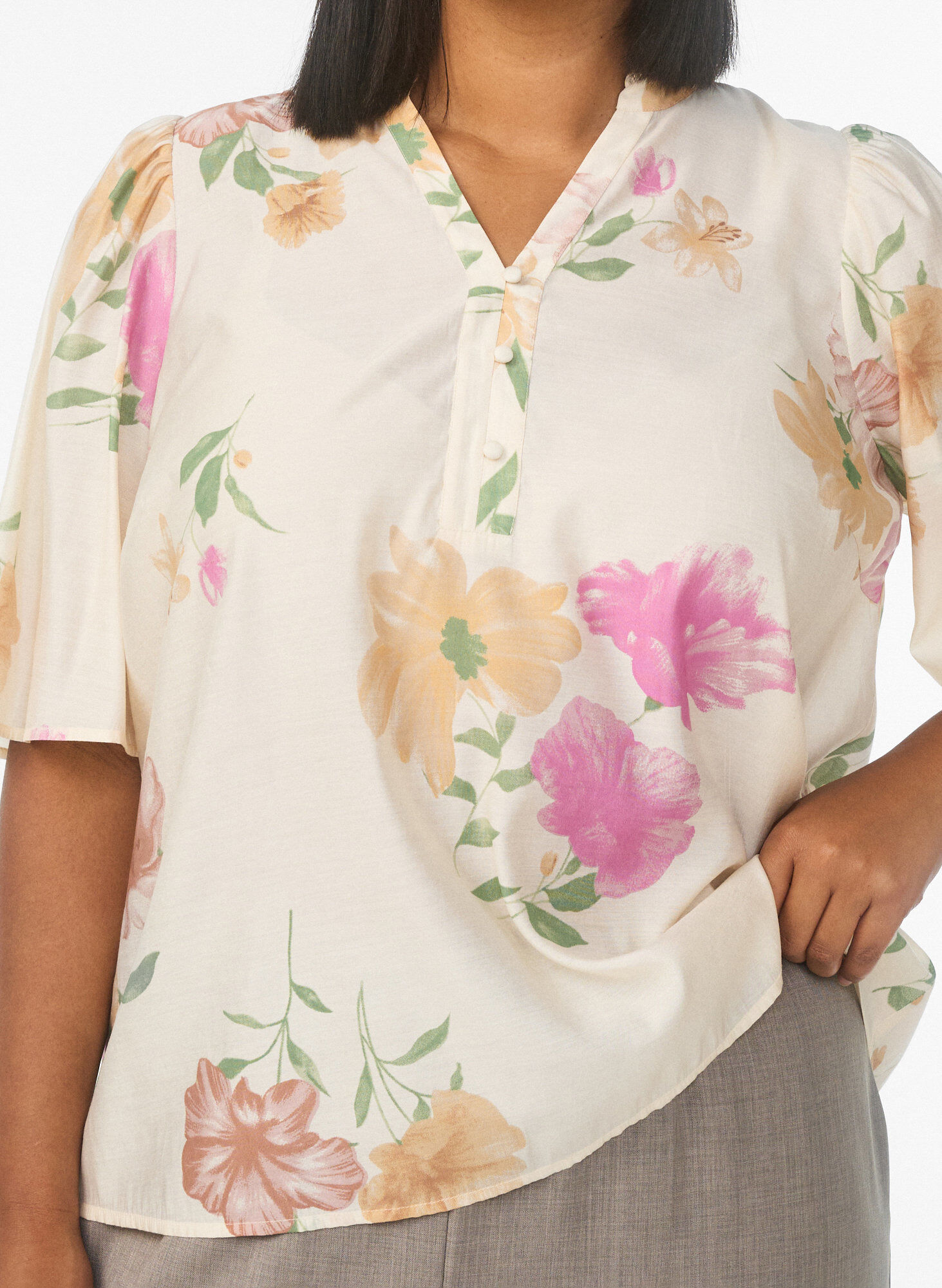 Zizzi Blomstret bluse med fl&aelig;sekrave og 1/2 &aelig;rmer, Beige, Model image number 3