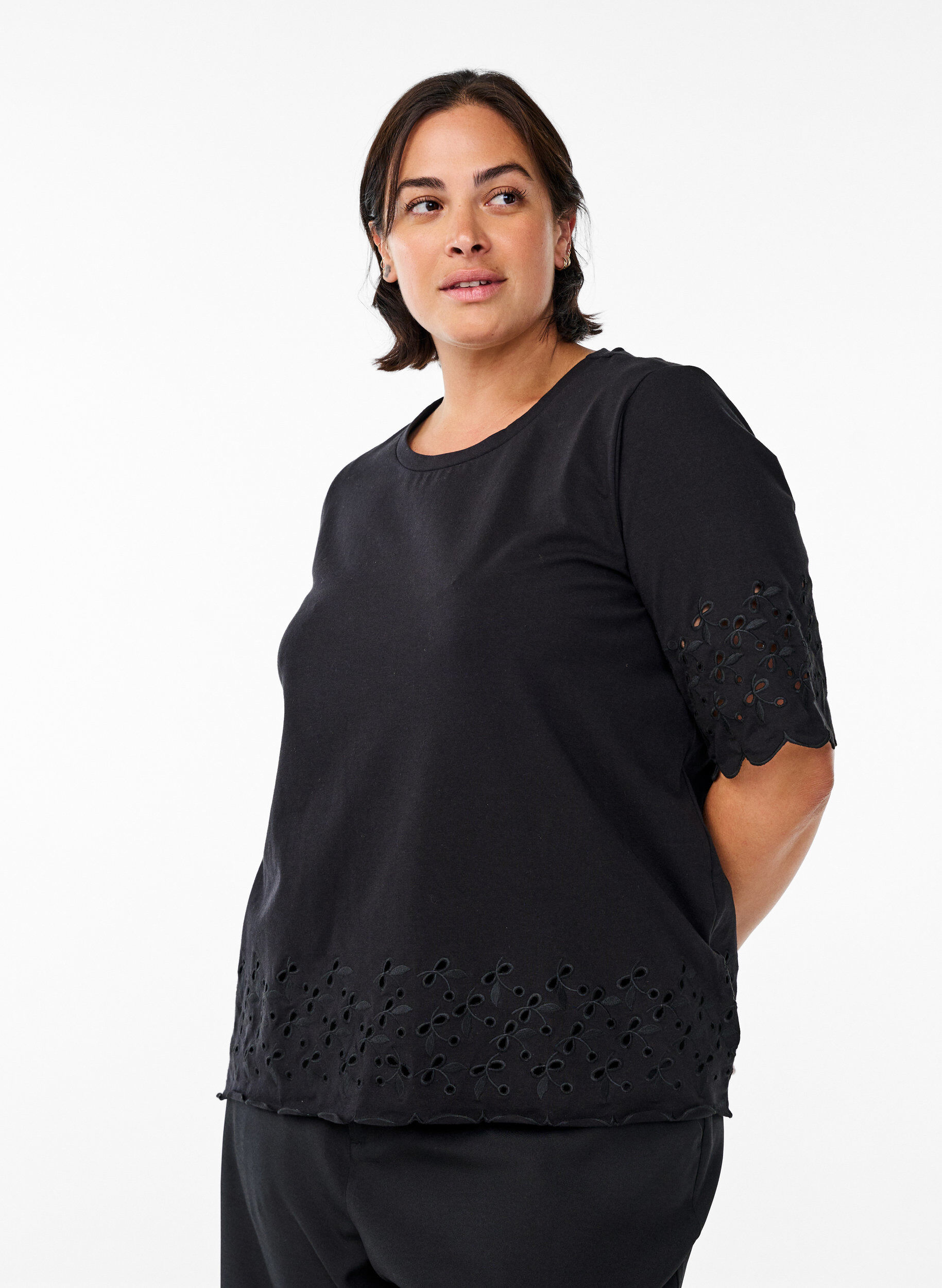 T-shirt med broderie anglaise og b&oslash;lgekanter, Sort, Model