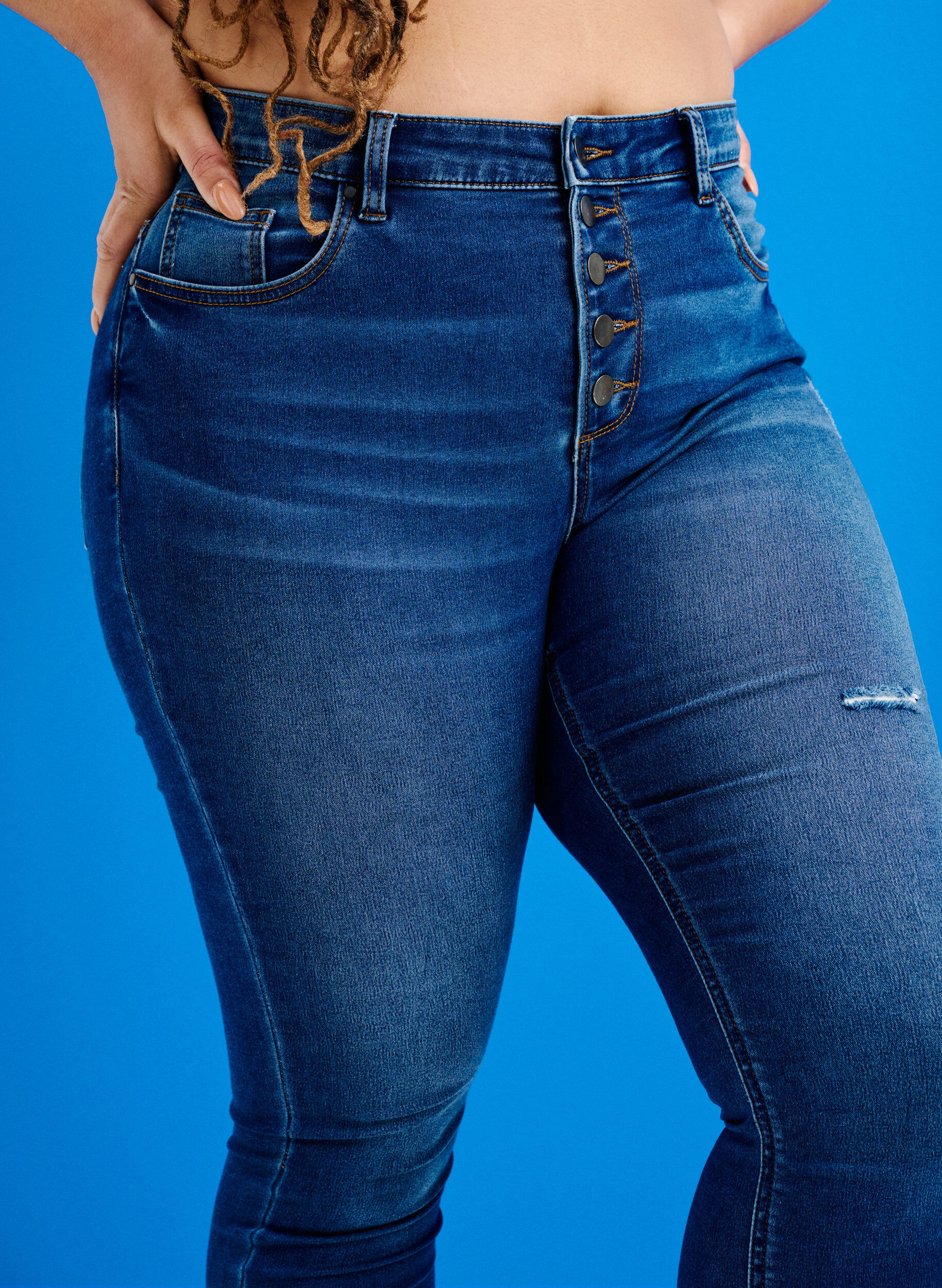 Zizzi H&oslash;jtaljede Amy jeans med knapper, Blue denim, Image image number 1