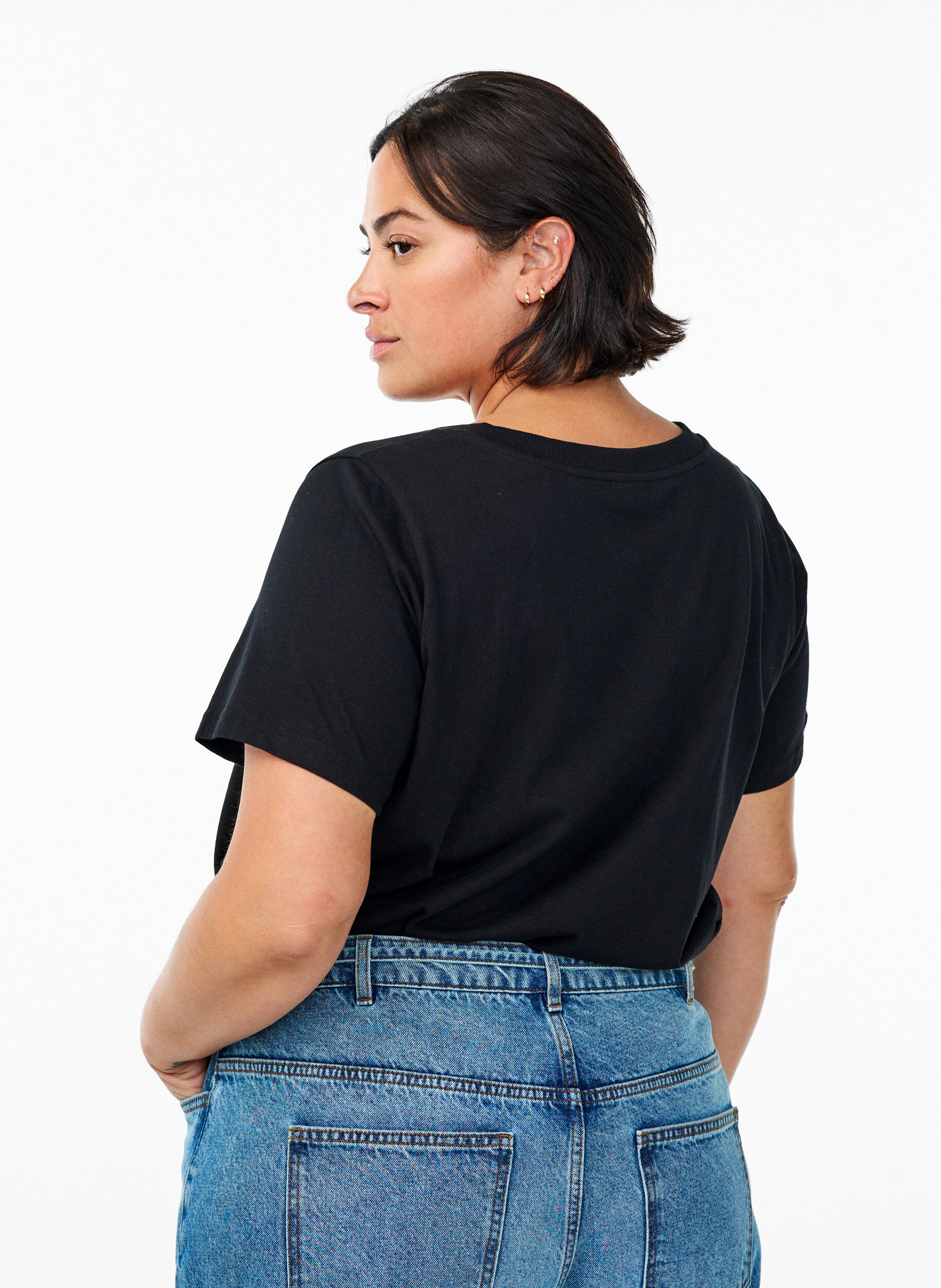 Zizzi Basis t-shirt i bomuld med V-hals, Sort, Model image number 2