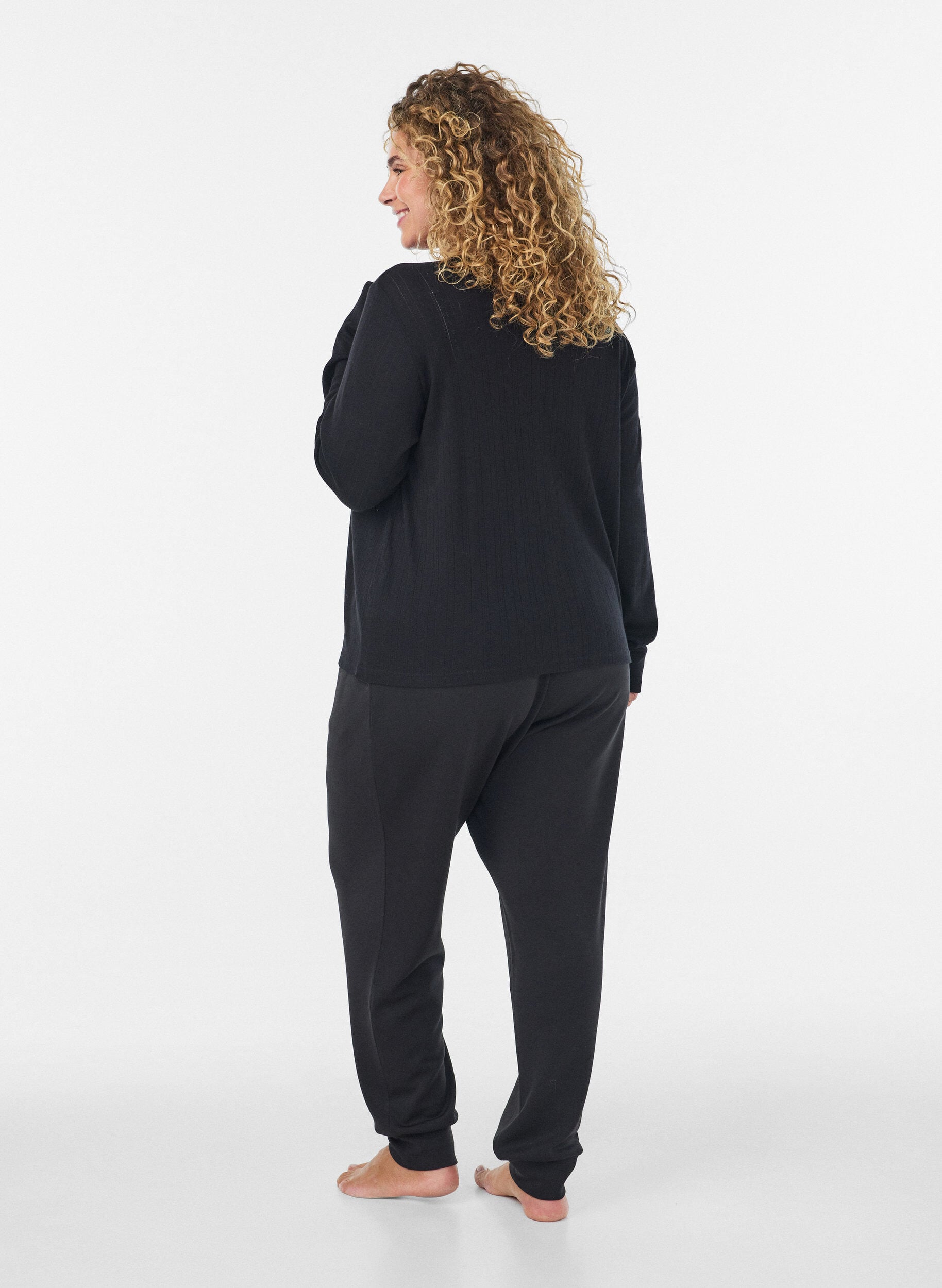 ZizziCardigan i &oslash;kologisk bomuld med hulm&oslash;nster, Sort, Model image number 2