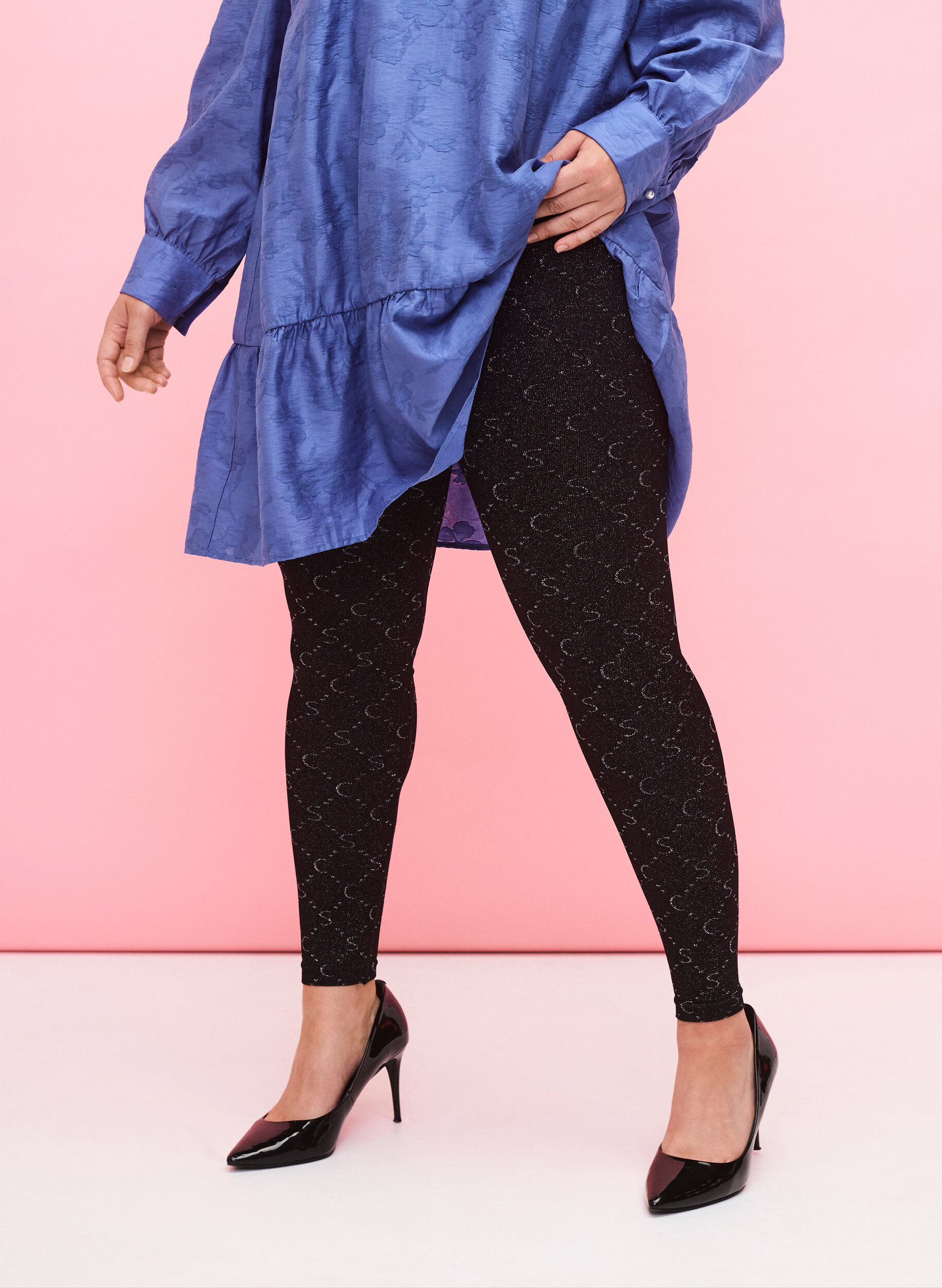 Zizzi Seamless leggings med s&oslash;lvfarvet m&oslash;nster, Black, Model image number 0