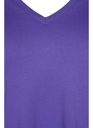 T-shirt i økologisk bomuld med v-udskæring, Ultra Violet, Packshot image number 2