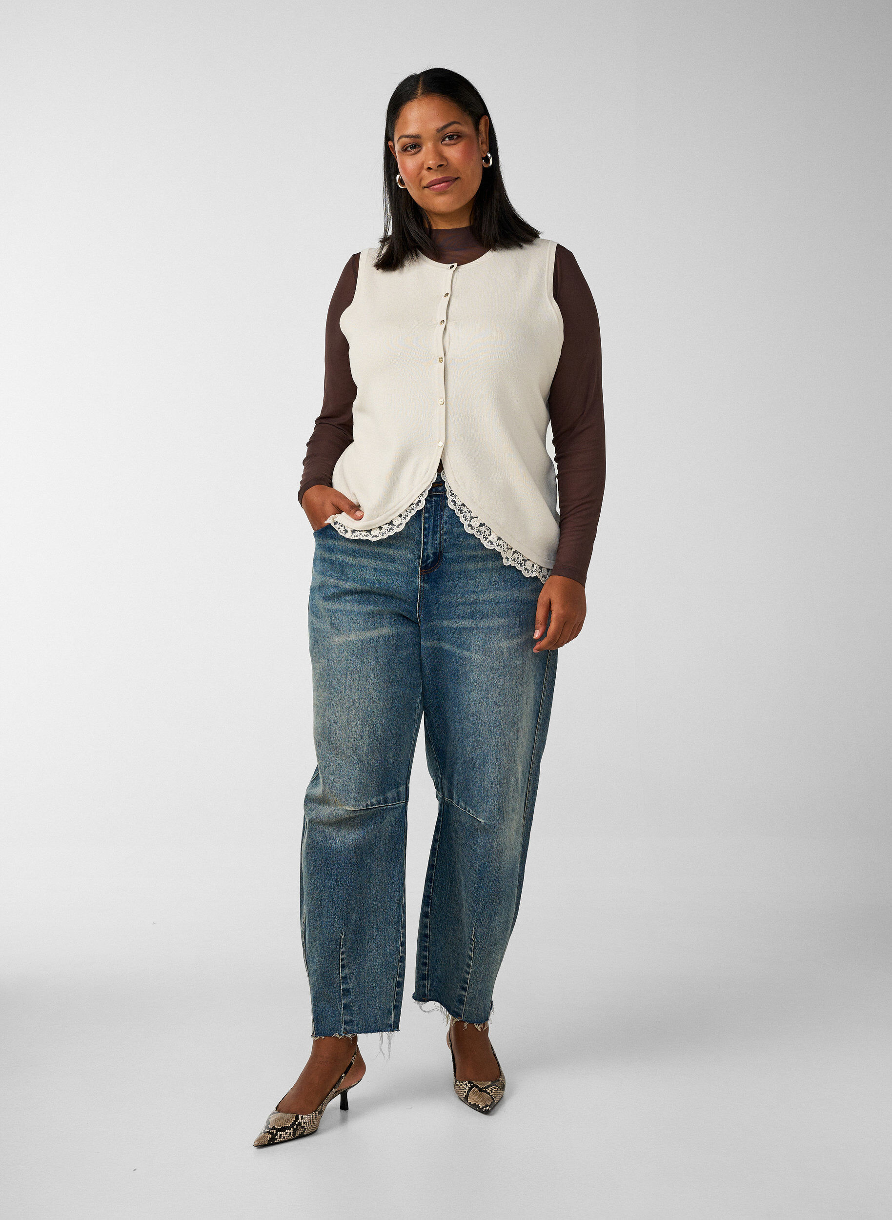 ZizziStrikvest med blondekant, Vanilla, Model image number 1
