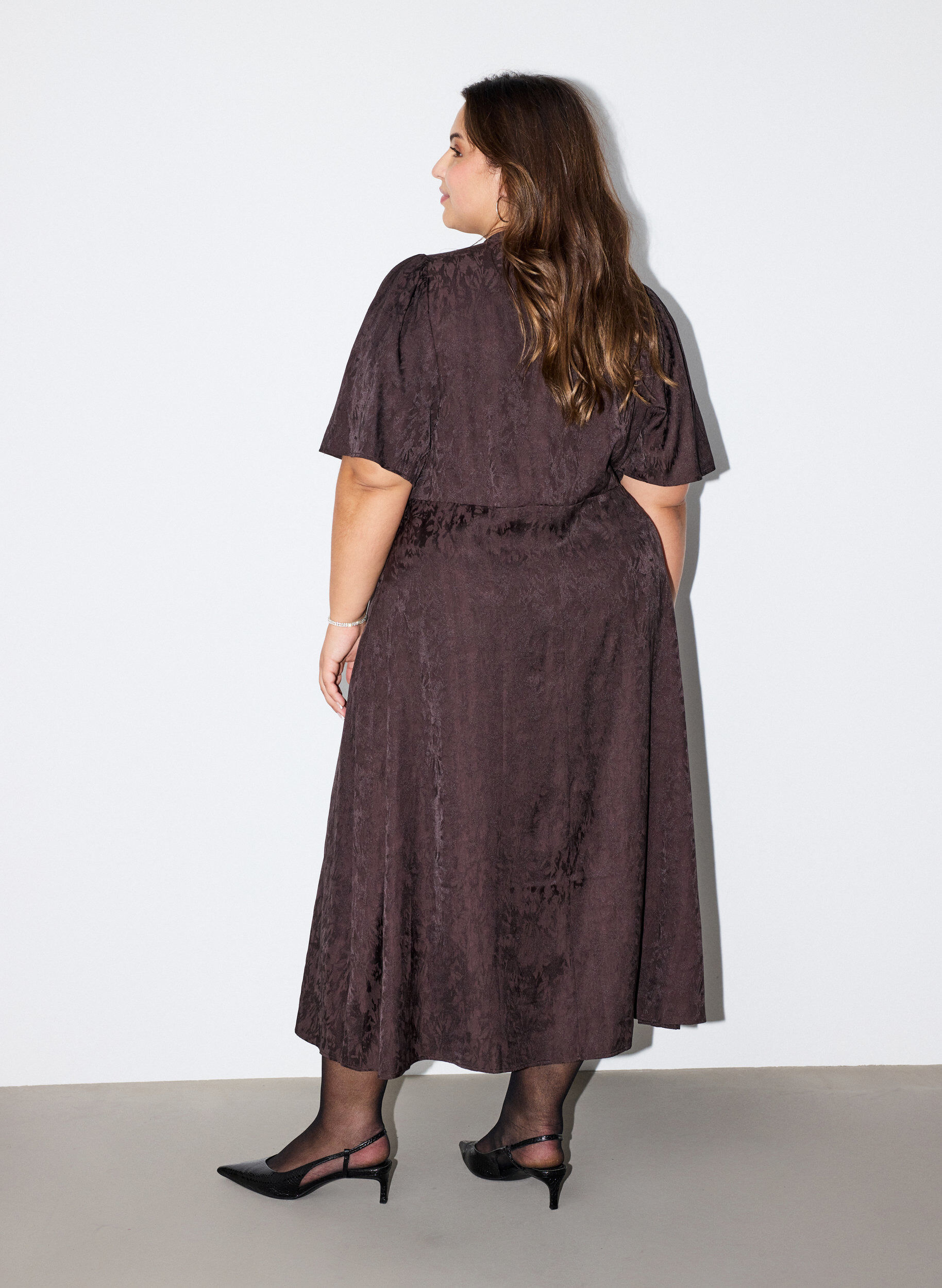 ZizziMidilang jacquardkjole med paisleym&oslash;nster og vinge&aelig;rmer, Brun, Model image number 1