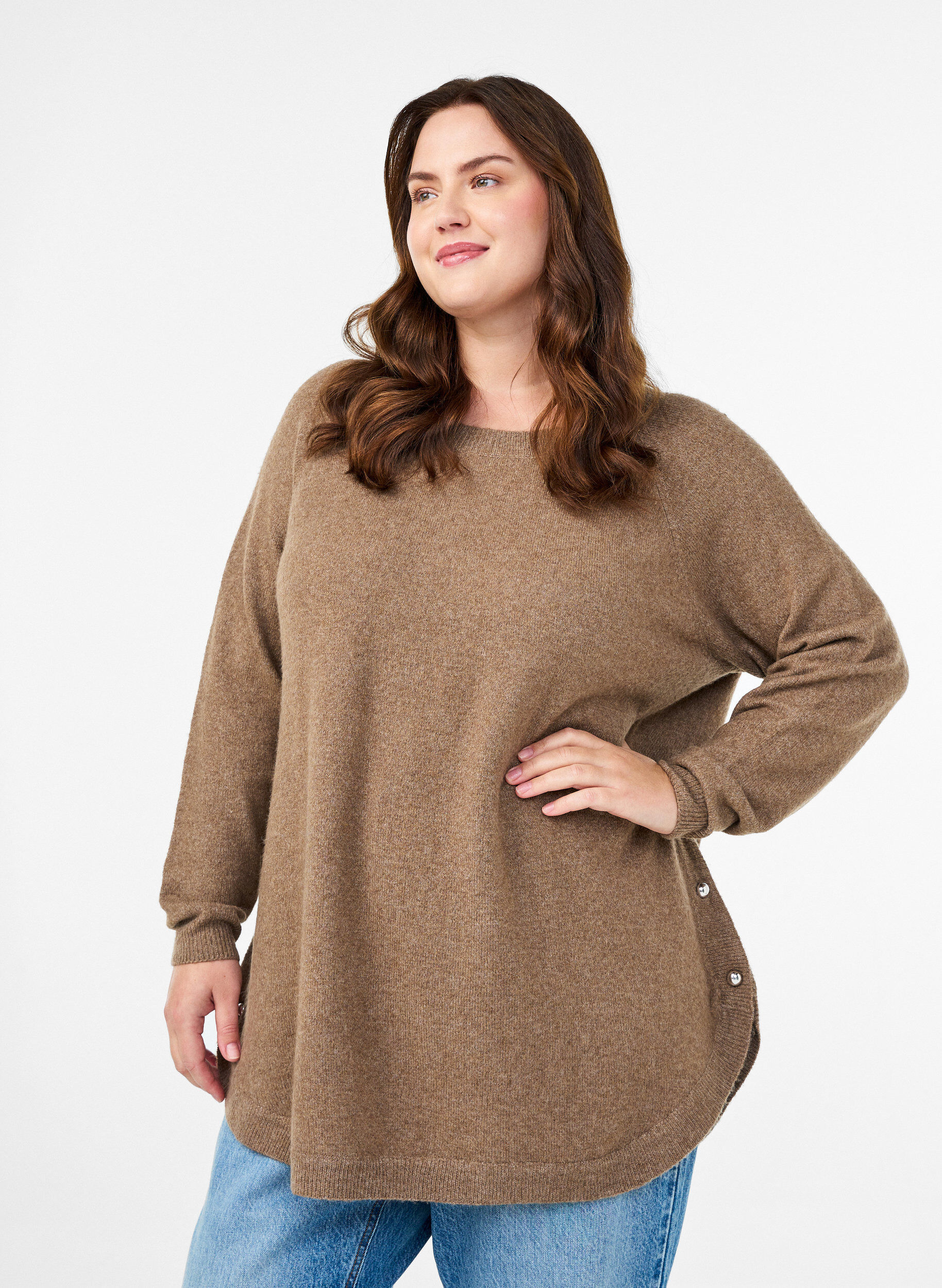 Lang strikbluse med kugleknapper, Brun, Model