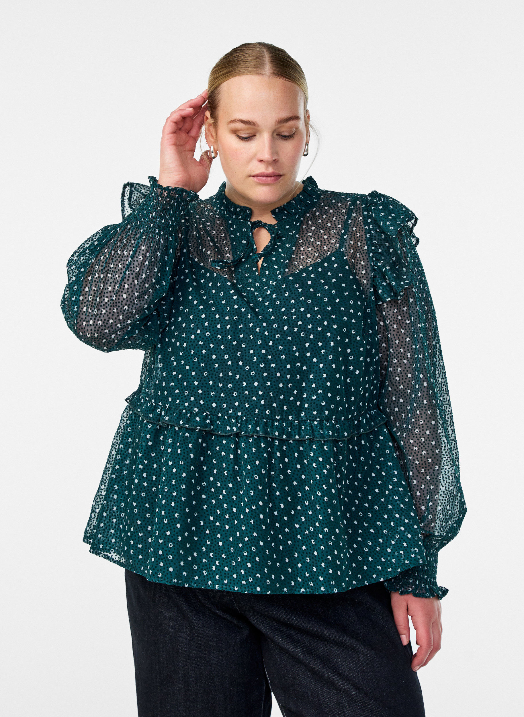 Chiffonbluse med fl&aelig;sedetaljer og sm&aring; prikker, Gr&oslash;n, Model