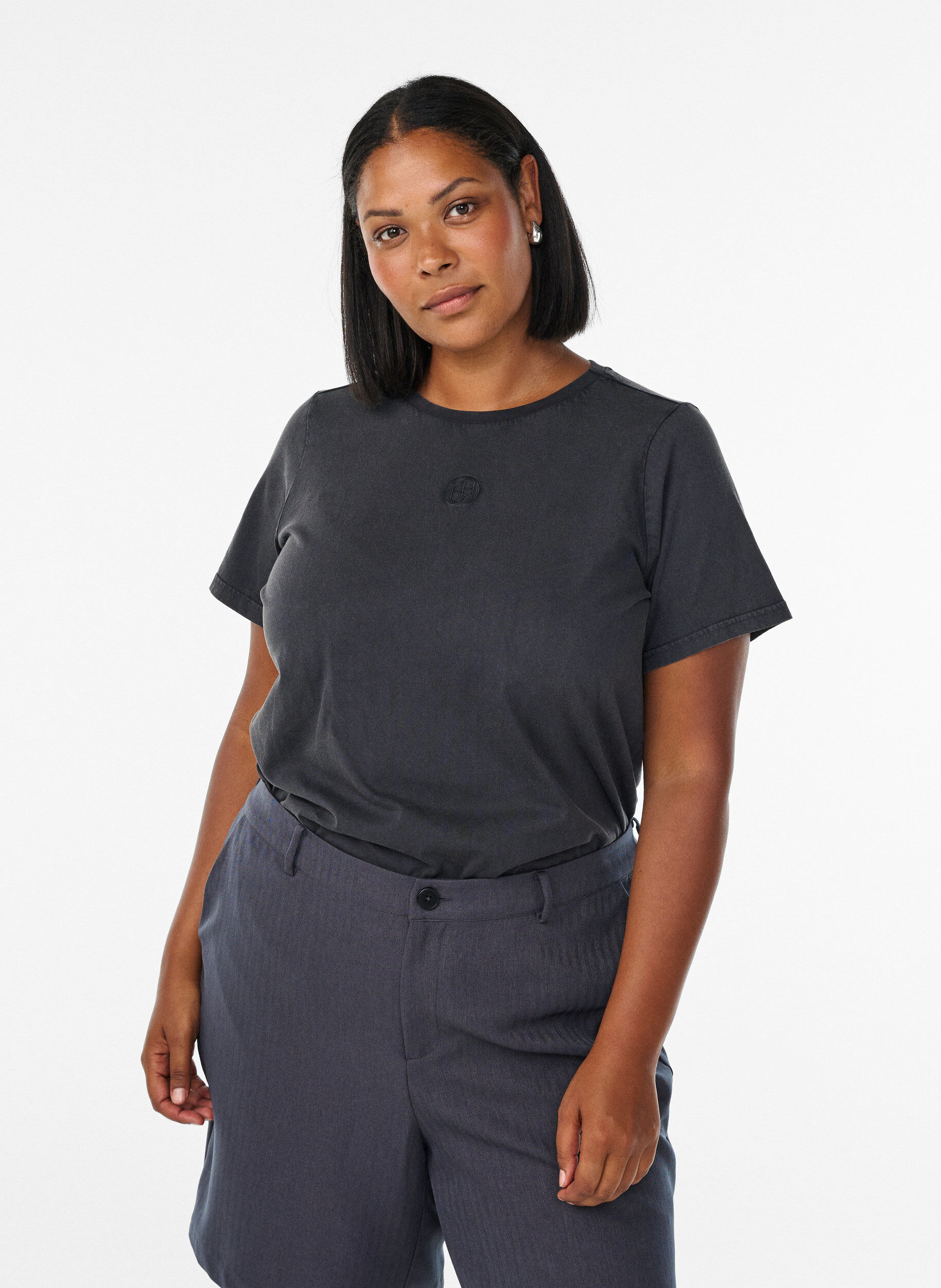 T-shirt i &oslash;kologisk bomuld med vasket look, Gr&aring;, Model