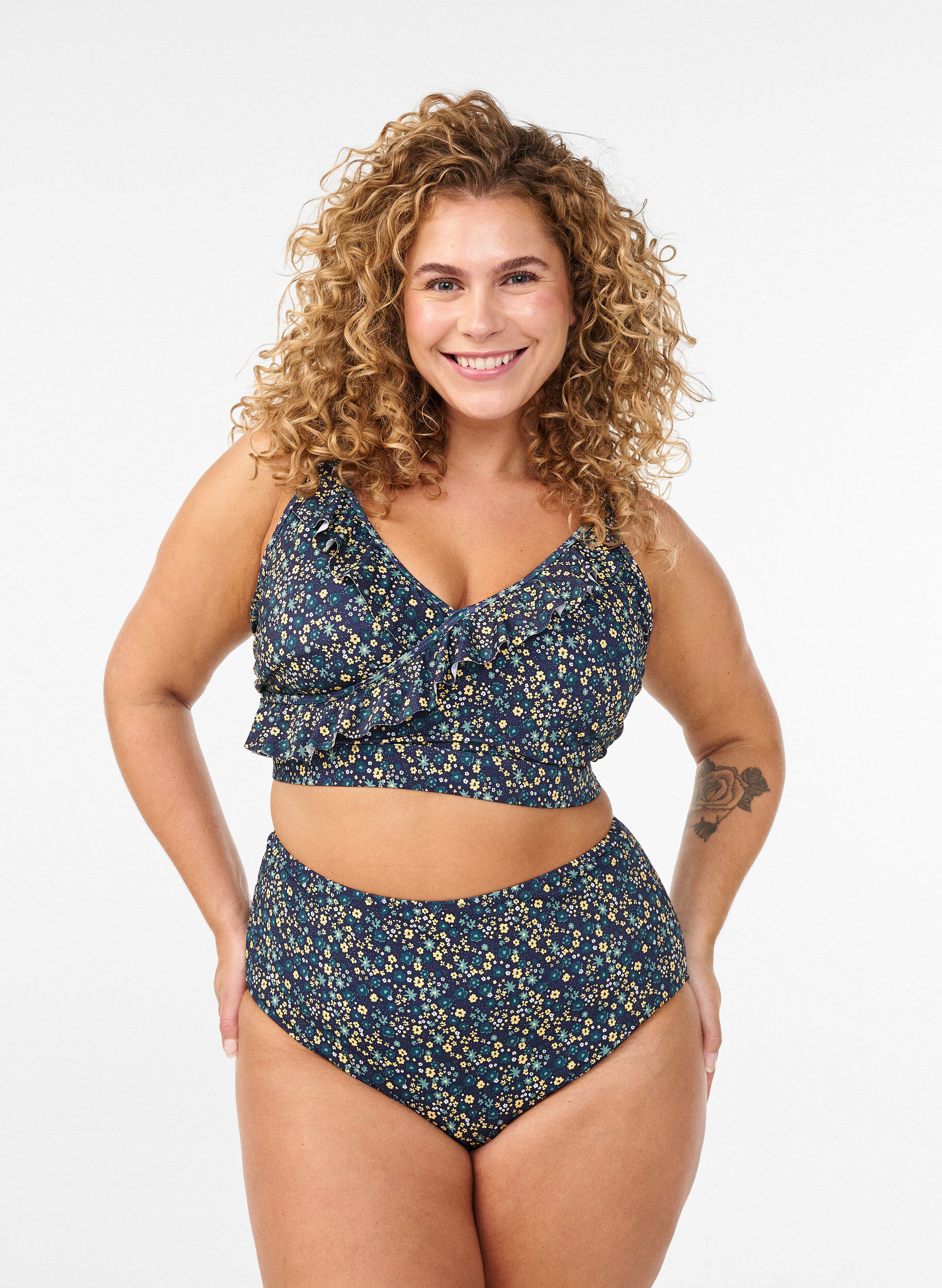 ZizziBlomstret bikini bh med fl&aelig;sedetaljer, Bl&aring;, Model image number 1