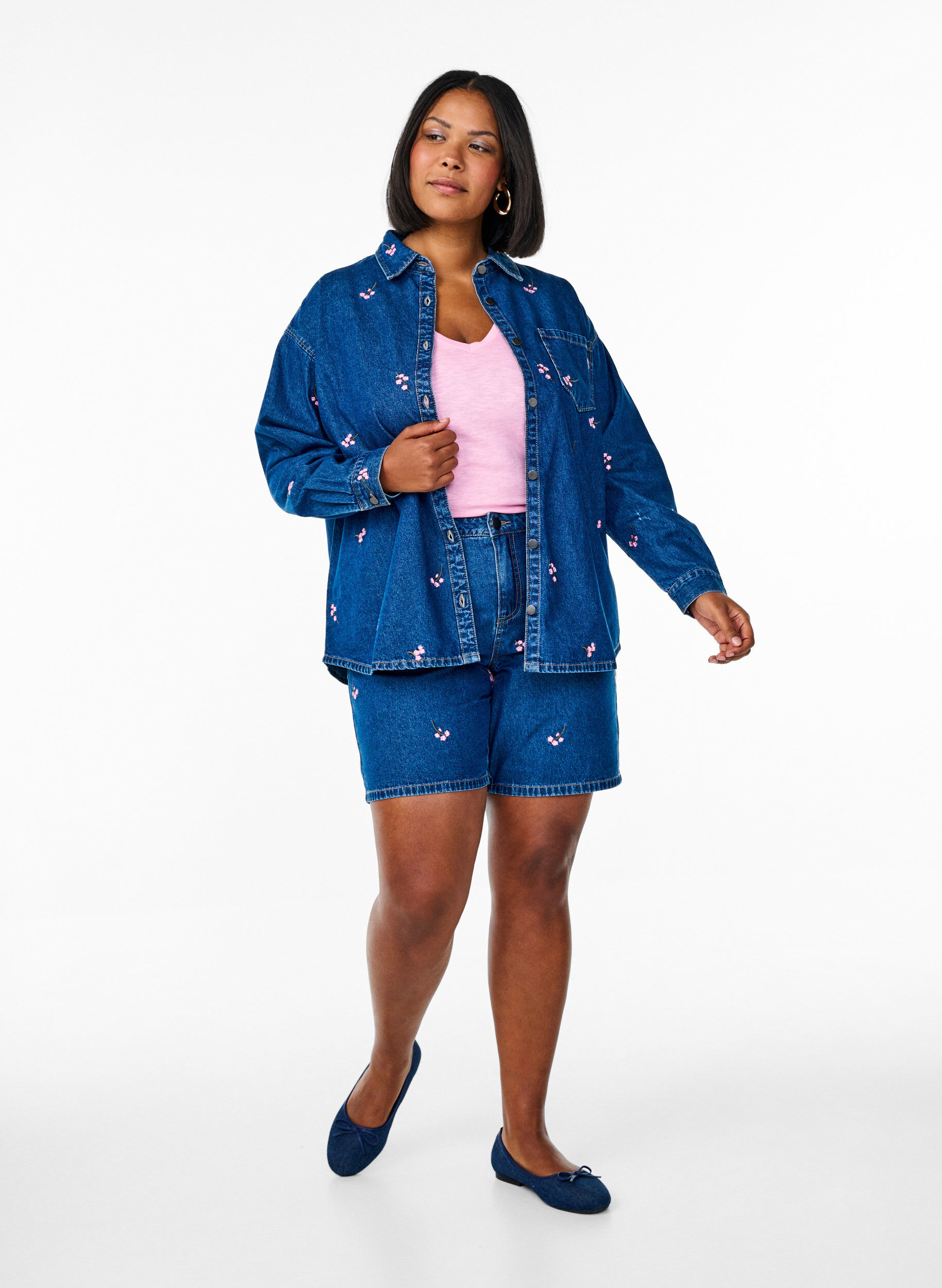 ZizziDenim shorts med broderede blomster, Bl&aring;, Model image number 1