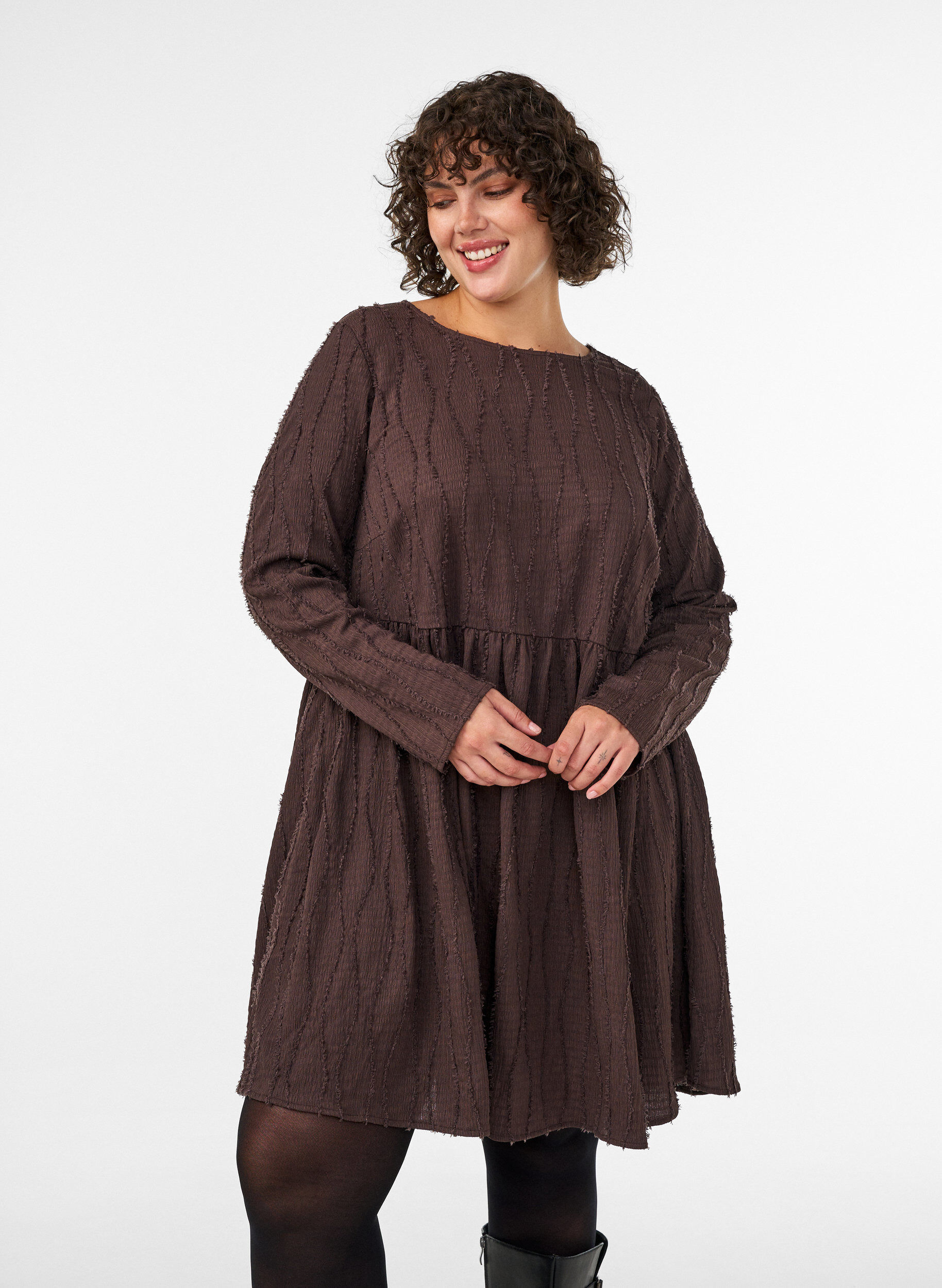 ZizziKort jersey&shy;kjole med b&oslash;lget strukturm&oslash;nster, Brun, Model image number 0