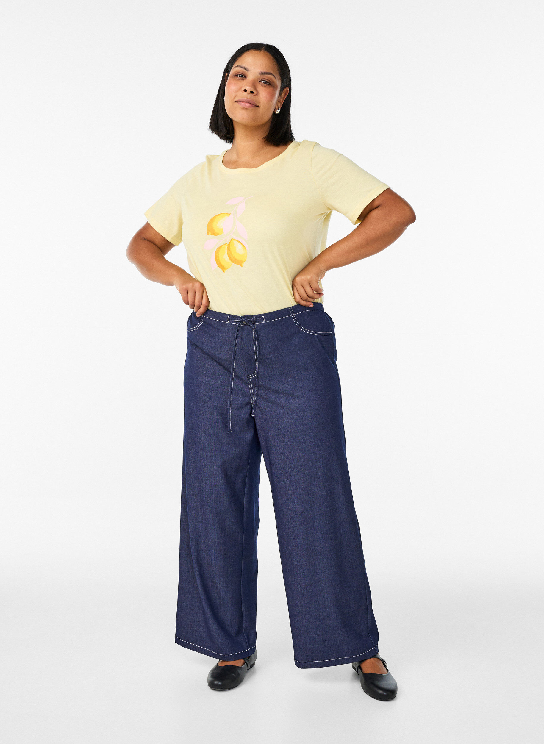 Zizzi T-shirt med motiv, Gul, Model image number 1