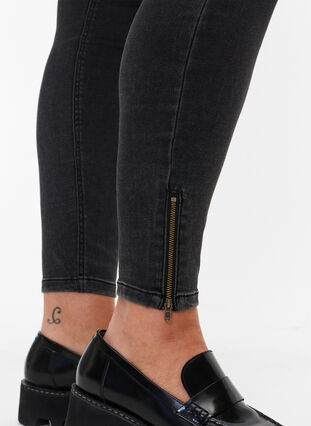 Cropped Amy jeans med lynlås, Grey Denim, Model image number 2